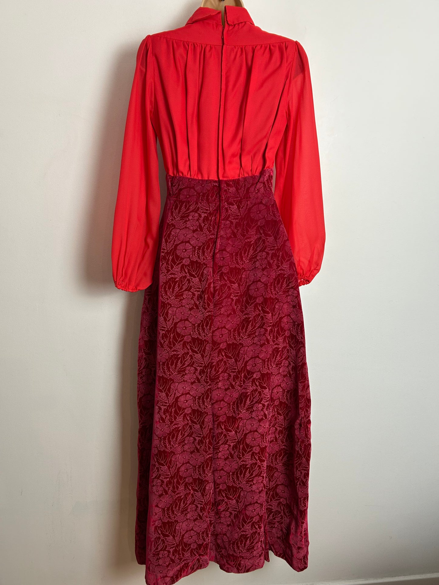 Vintage 1970s INTERDOB UK Size 6 Two Tone Red Chiffon & Velvet Long Sleeve Christmas Occasion Dress