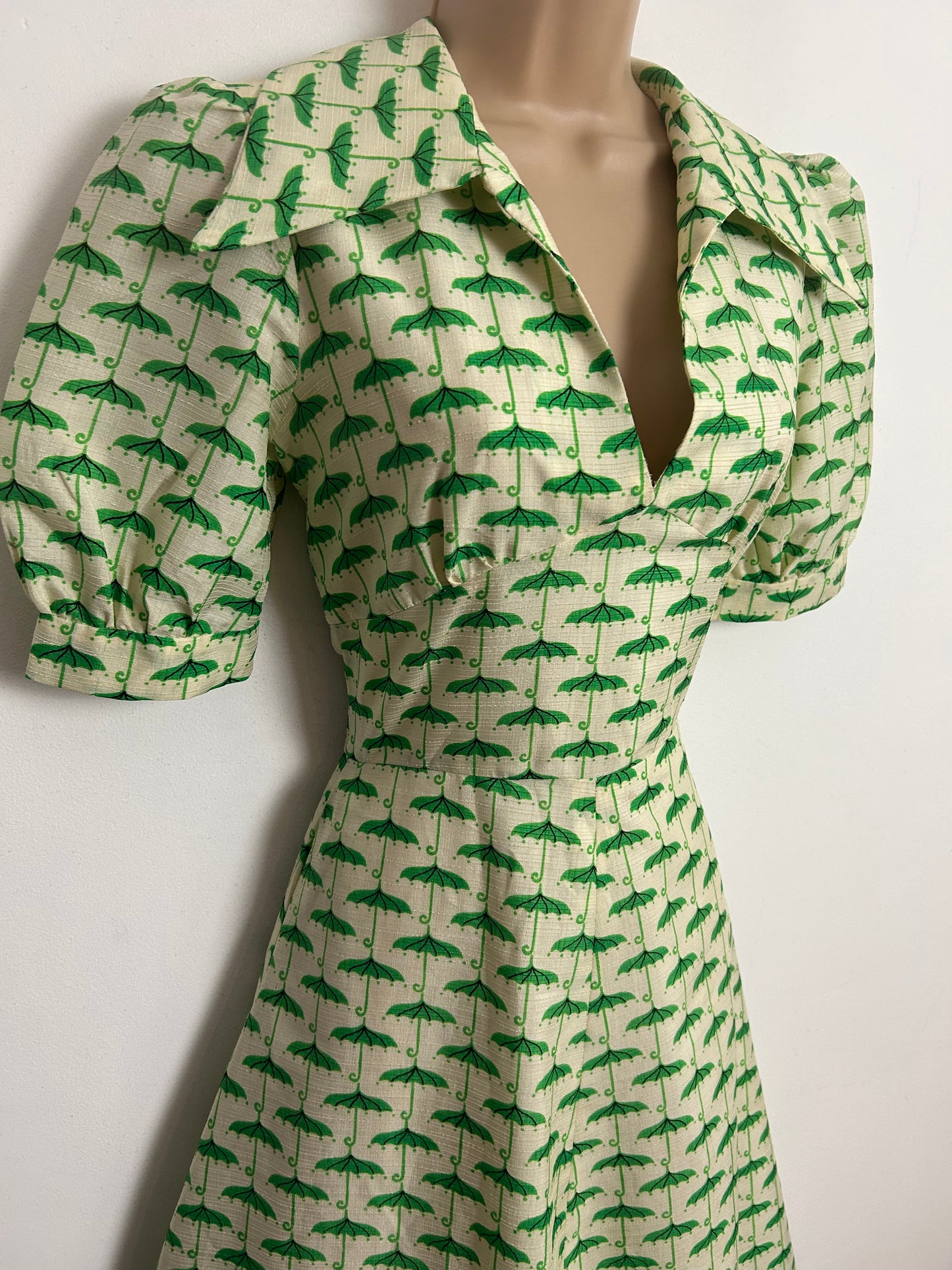 Vintage 1970s UK Size 8 Cute Cream & Green Umbrella Novelty Print Dagger Collar Fit & Flare Dress
