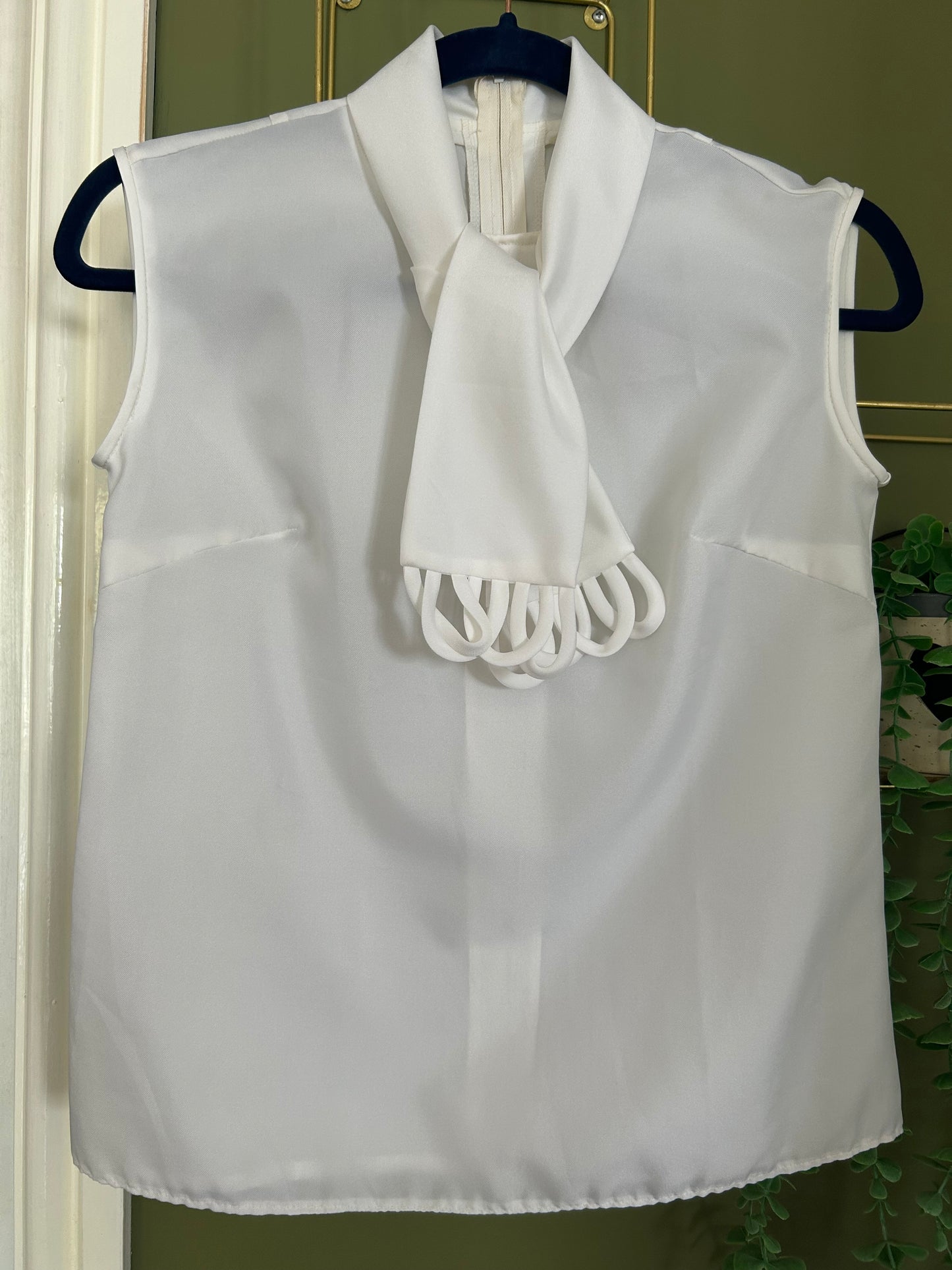 Vintage 1960s Size 8 White Sleeveless Scarf Tie Blouse/Top