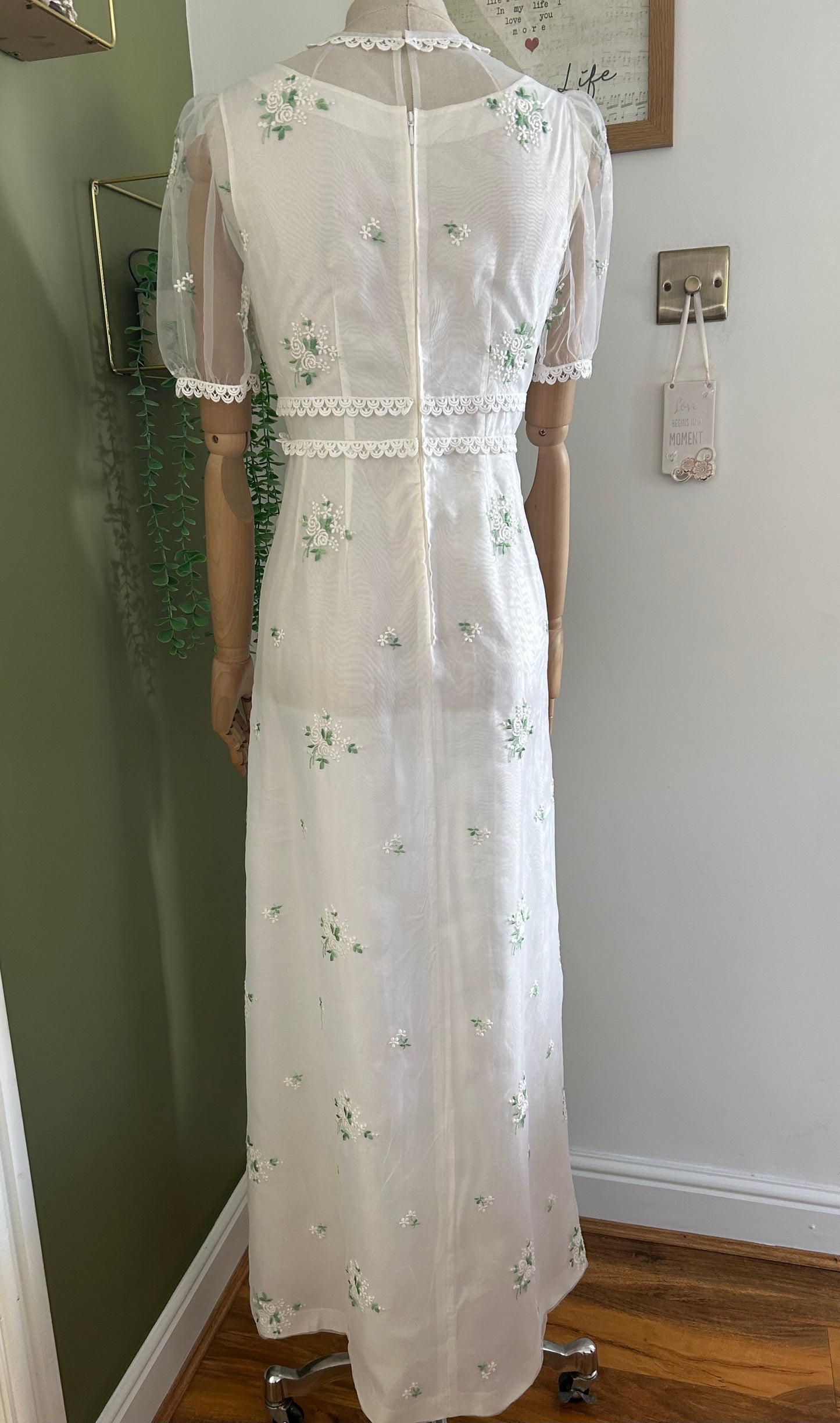 Vintage 1970s Size 10 Pretty White Embroidered Floral Detail Short Sleeve Boho Summer/Wedding Dress
