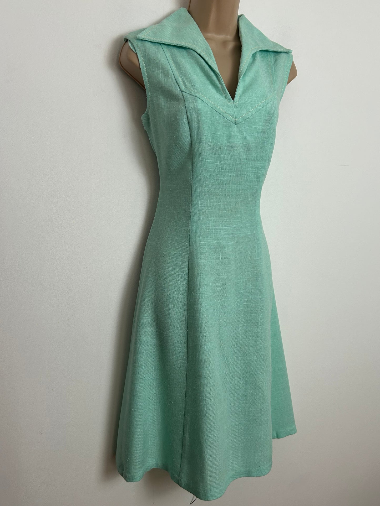Vintage 1960s STRELITZ Size 8-10 Mint Green Sleeveless Moygashel Fabric Mod Shift Dress
