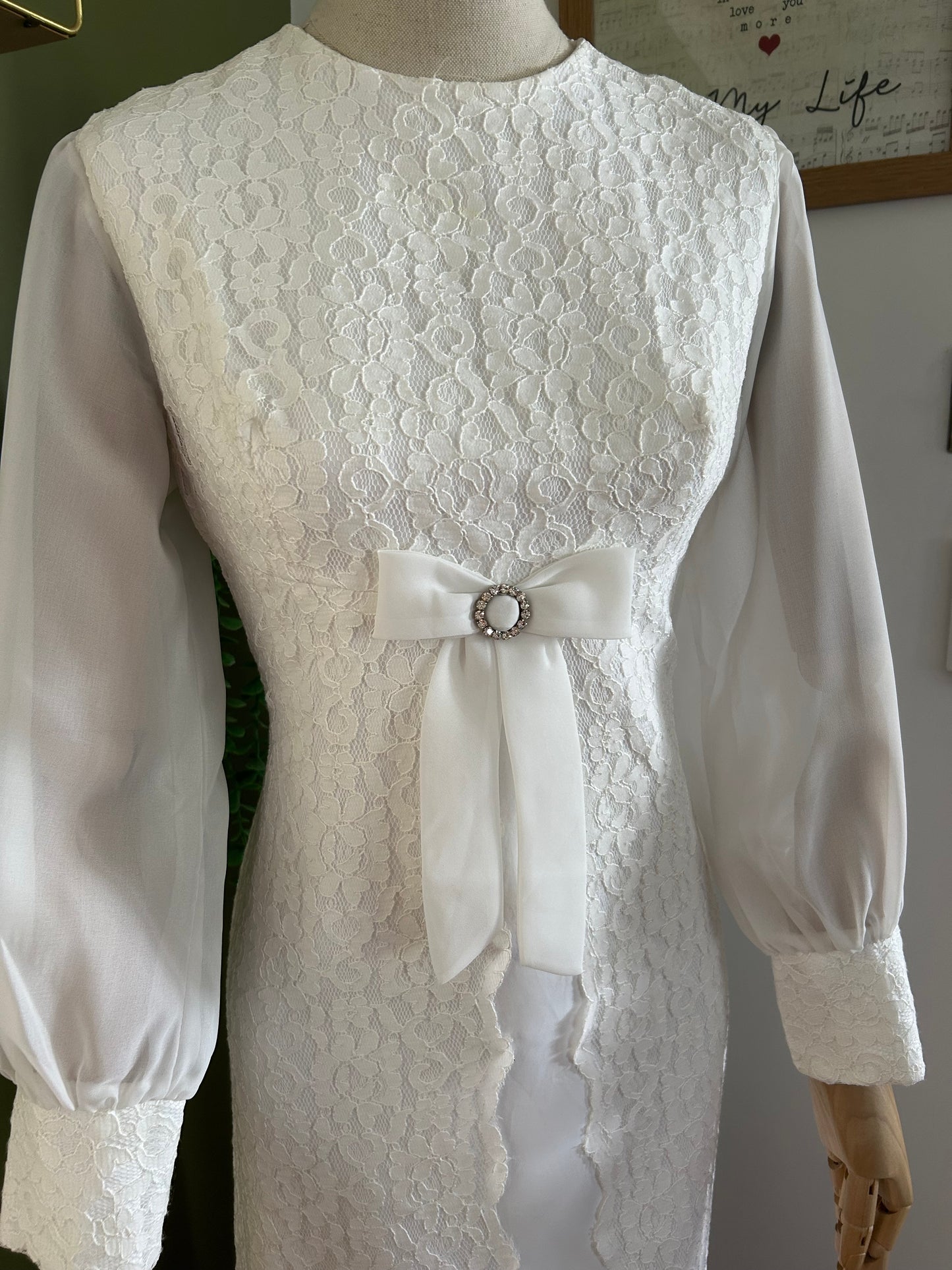 Vintage 1960s Size 10 White Lace & Satin Bow Detail Long Sleeve Wedding Dress