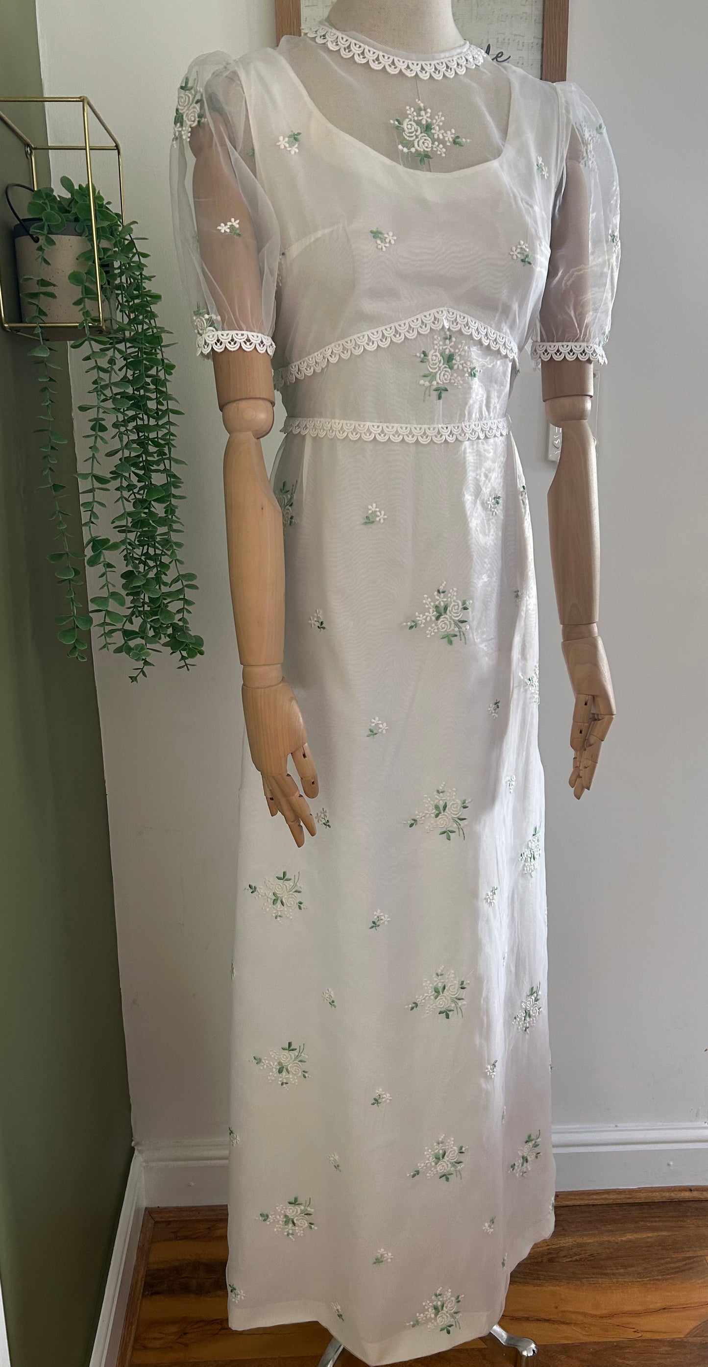 Vintage 1970s Size 10 Pretty White Embroidered Floral Detail Short Sleeve Boho Summer/Wedding Dress