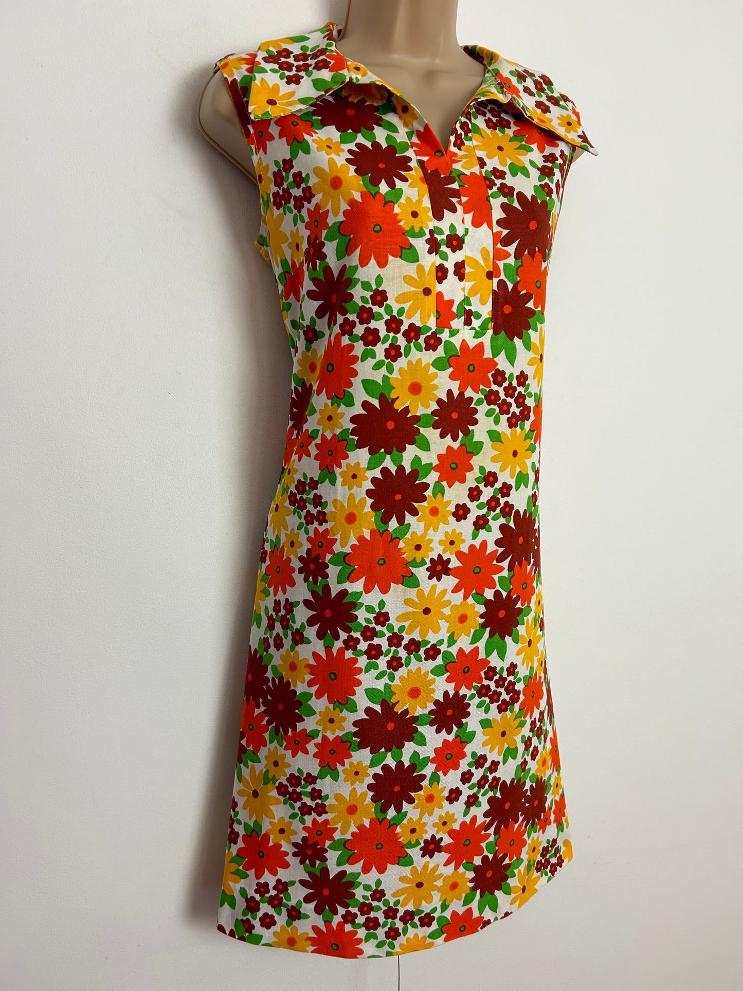 Vintage 1970s SOFAC CANNES UK Size 12 White Orange & Dark Yellow Floral Print Dagger Collar Mod Shift Dress