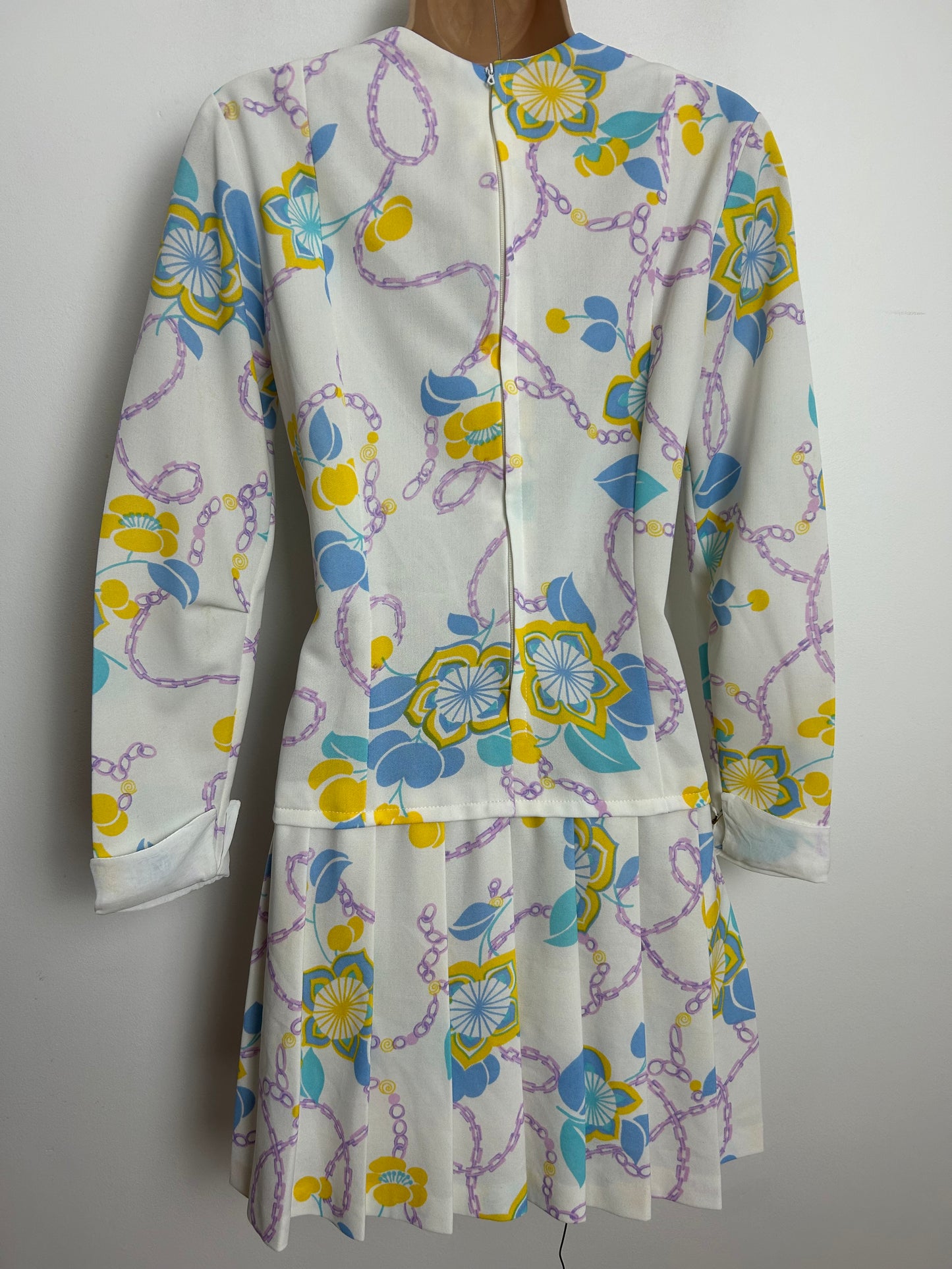 Vintage 1960s Size 10-12 White Yellow Blue & Pink Floral Leaf & Chain Print Pleated Shift Mod Dress