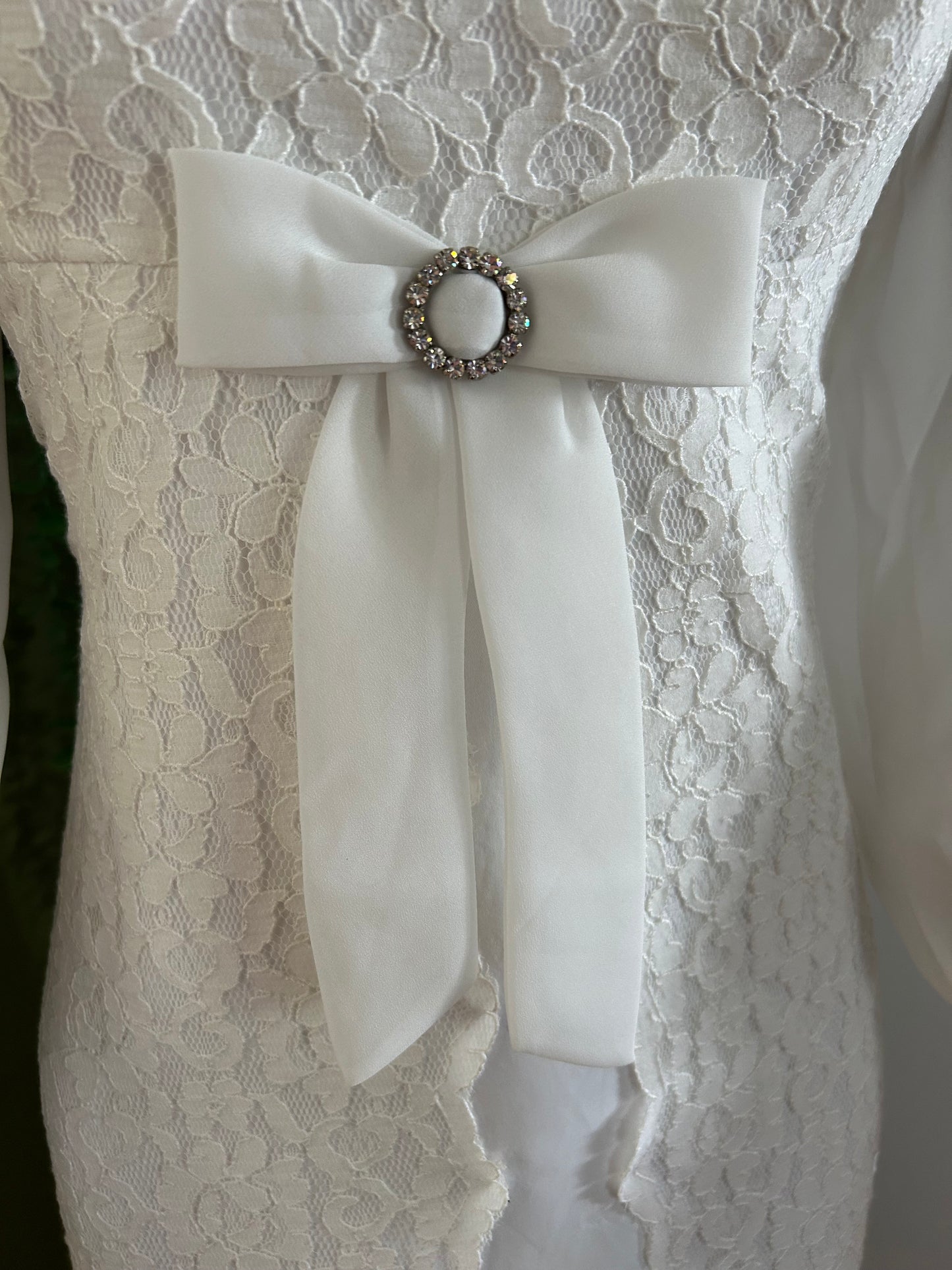 Vintage 1960s Size 10 White Lace & Satin Bow Detail Long Sleeve Wedding Dress