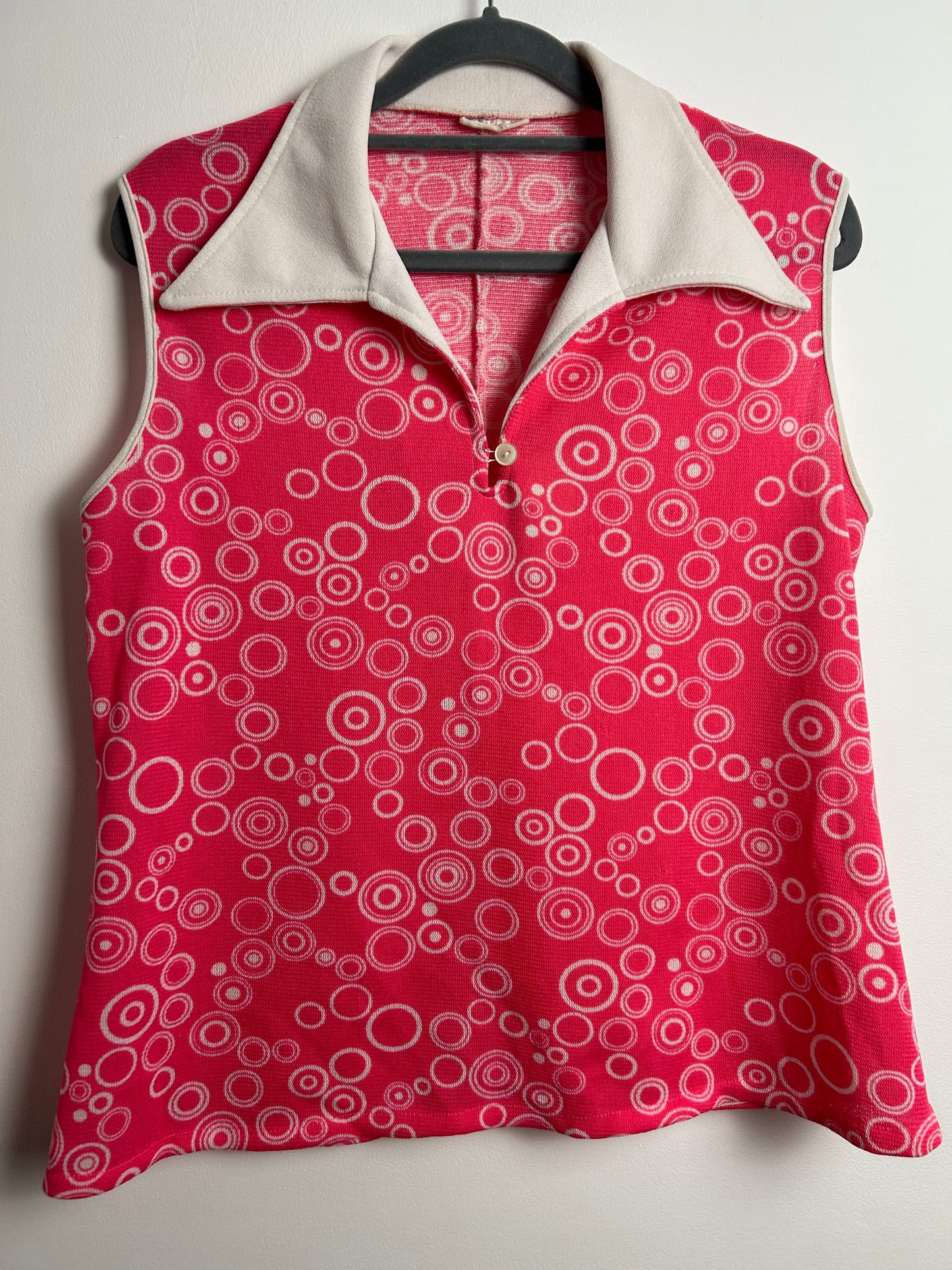 Vintage 1970s Size 10-12 Hot Pink & White Circle Print Wide White Collar Sleeveless Top