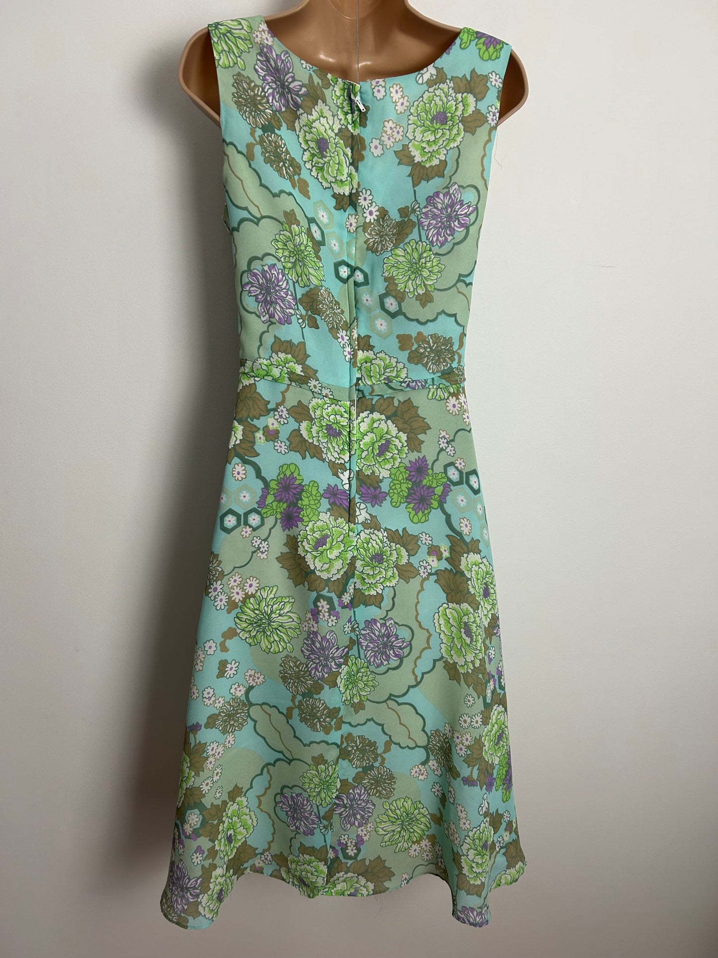 Vintage 1970s Size 12 Pretty Blue & Green Floral Print Sleeveless Fit & Flare Dress