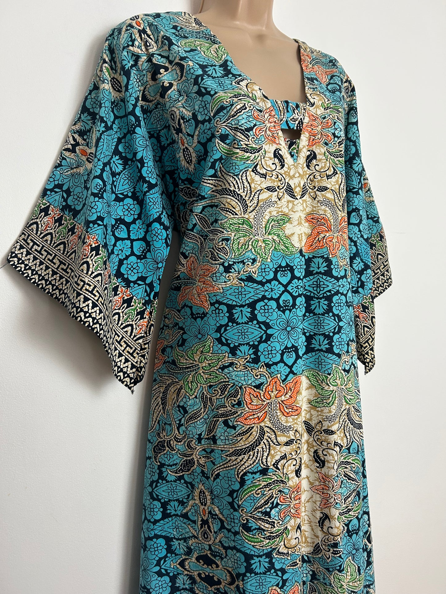 Vintage 1970s One Size Up To Size 14-16 Blue Beige & Orange Thai Batik Print Short Wide Sleeve Cotton Kaftan