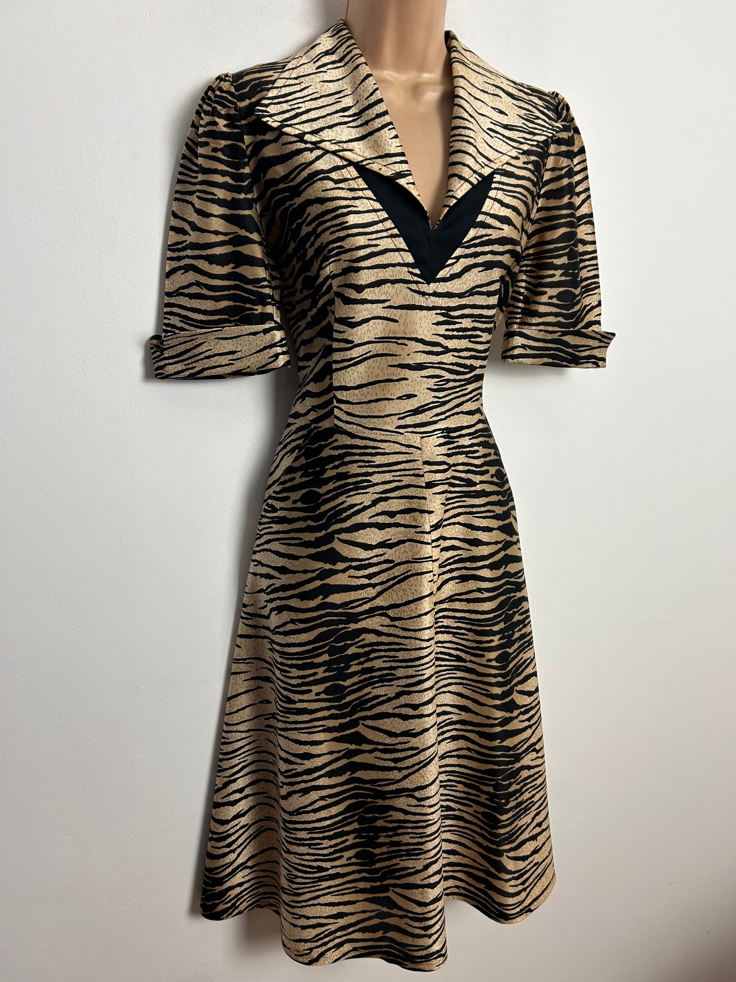 Vintage 1970s UK Size 12 Beige & Black Tiger (Or Zebra) Stripe Animal Print Short Sleeve Wide Collared Dress