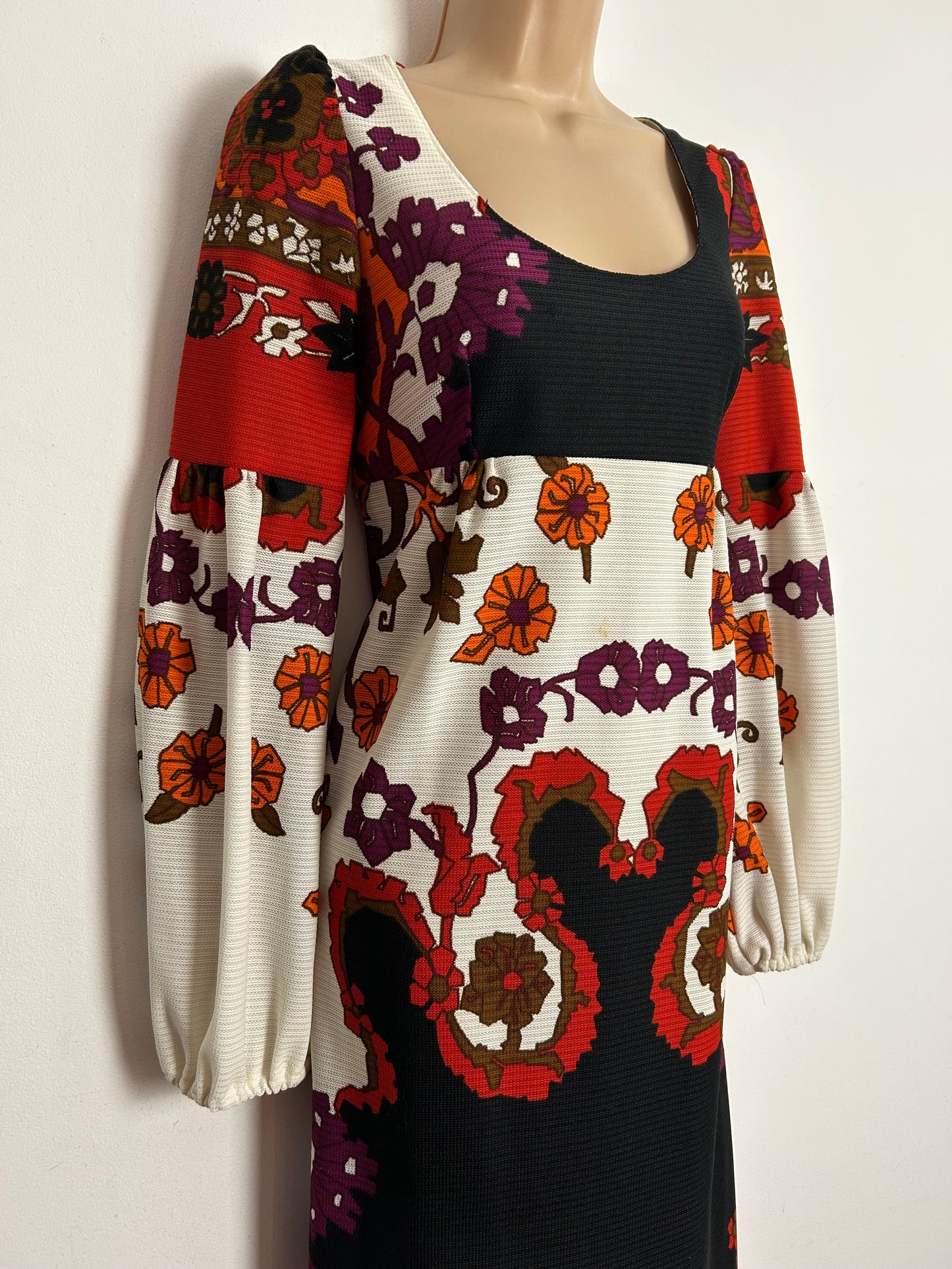 Vintage 1970s RICHARD SHOPS UK Size 8 White Dark Red Orange & Brown Abstract Floral Print Long Sleeve Maxi Dress