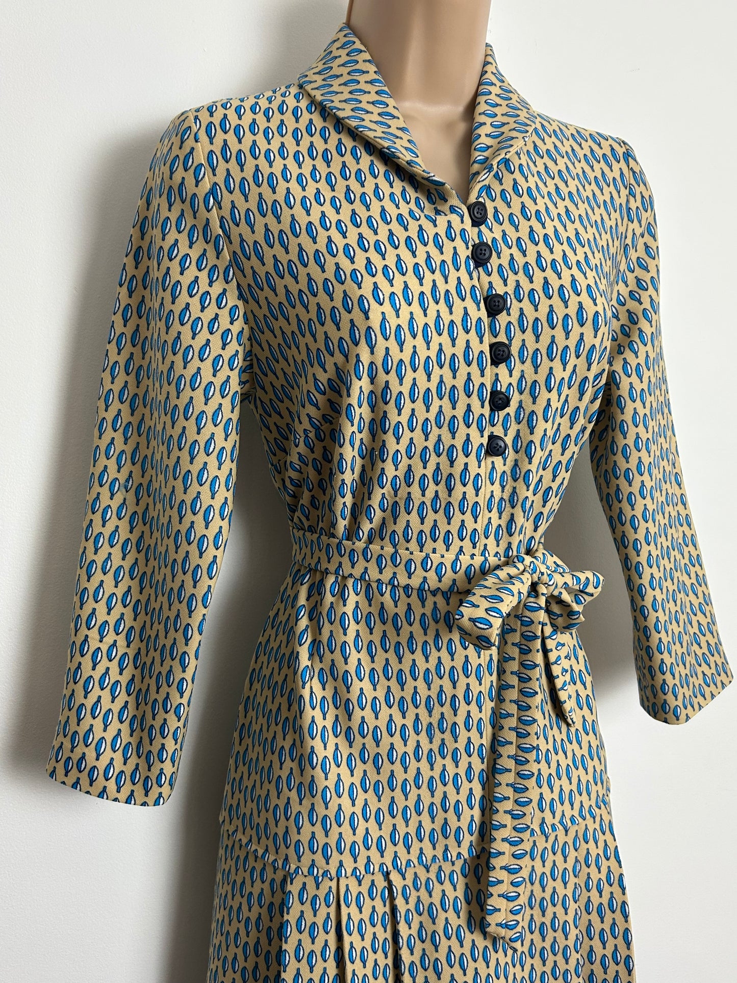 Vintage 1970s Size 10 Beige Blue & White Abstract Print Belted Pleated Mod Day Dress