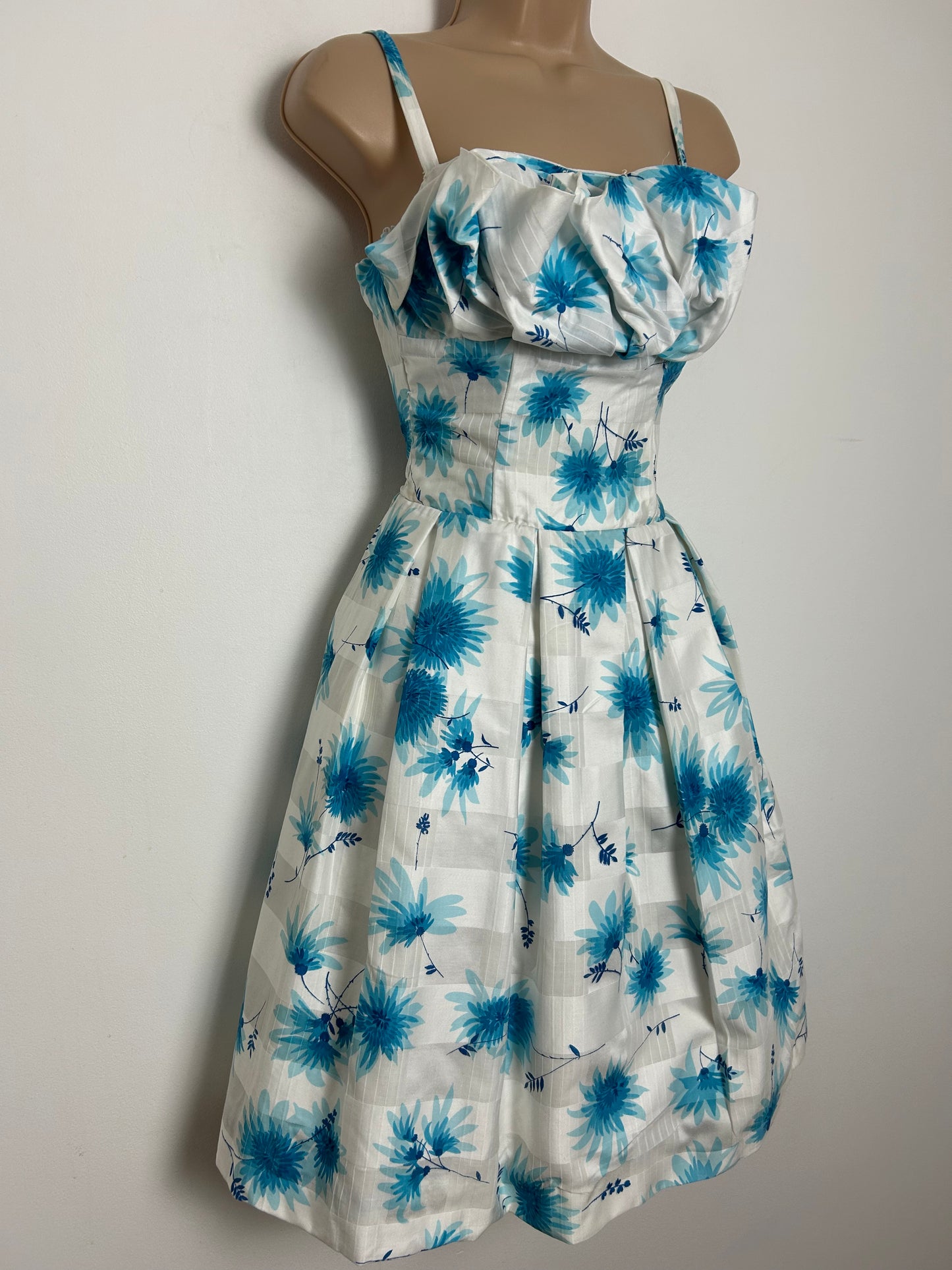 Vintage 1950s Size 6 White & Blue Floral Print Cotton Ruched Bust Pleated Summer Prom Party Dress