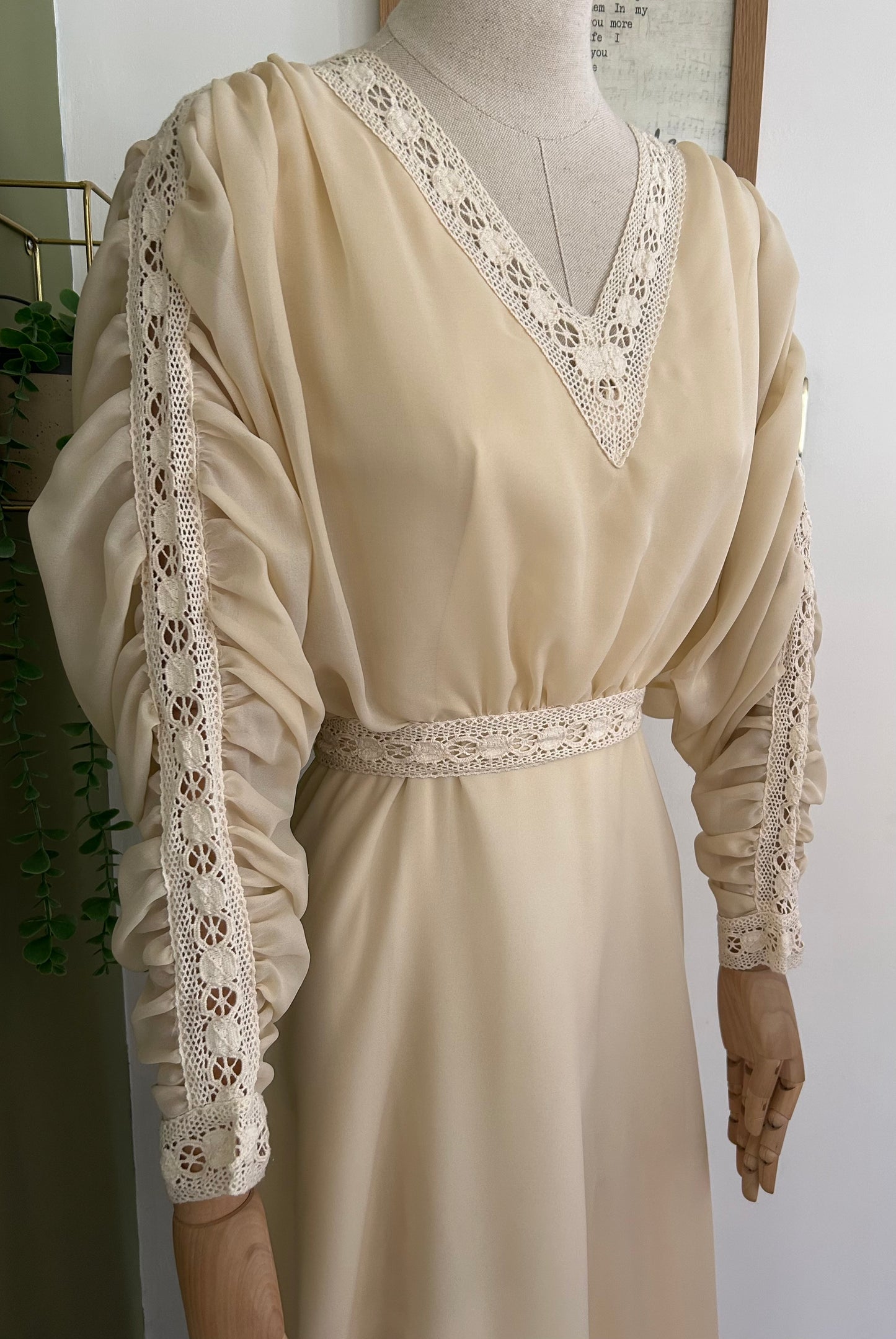 Vintage 1970s Size 6-8 Beautiful Cream Lace Trim Mock 2 Piece Long Ruched Sleeve Wedding Summer Occasion Dress/Gown