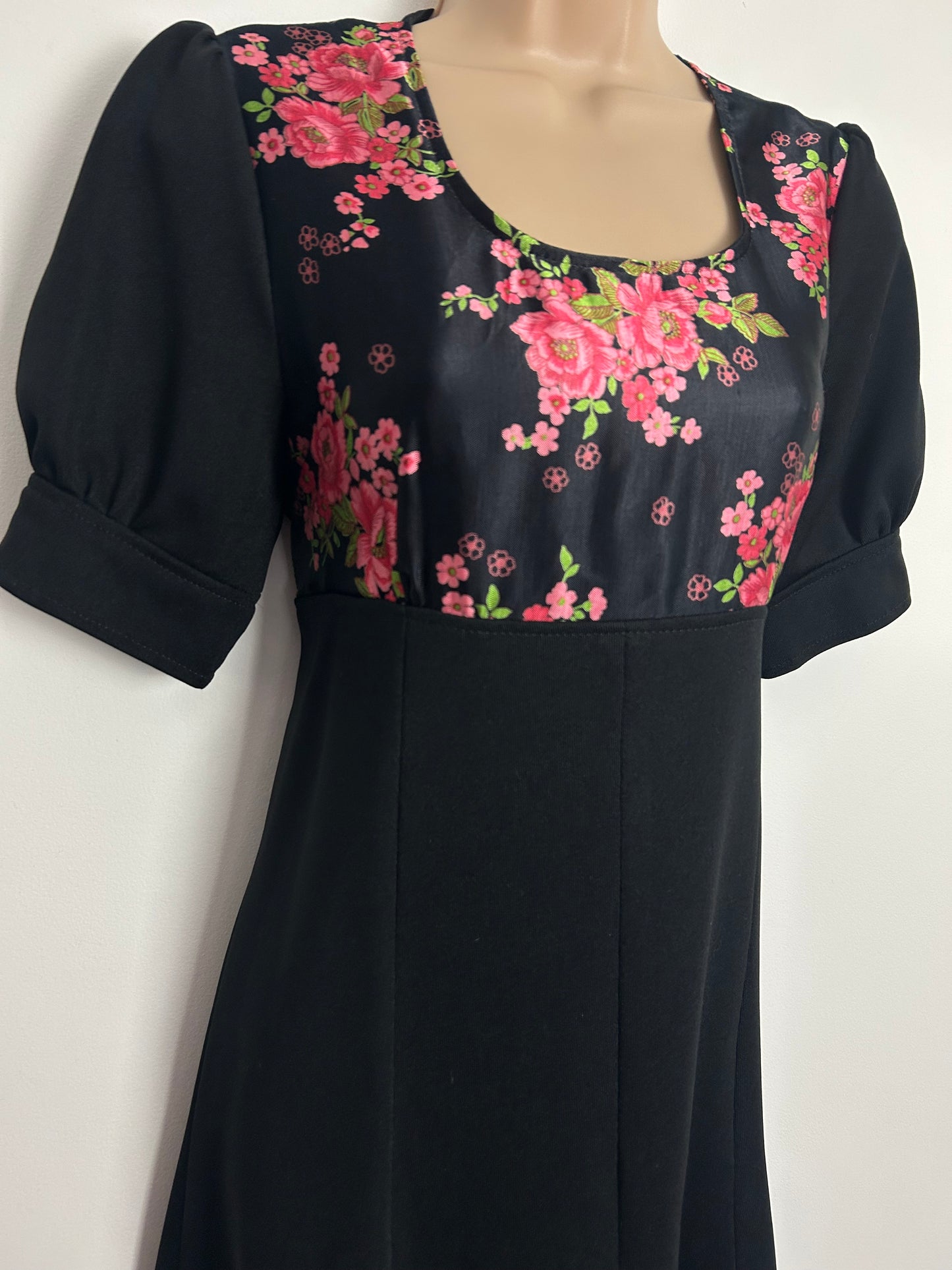 Vintage 1970s UK Size 10-12 Black & Pink Floral Print Short Sleeve Tie Back Day Dress