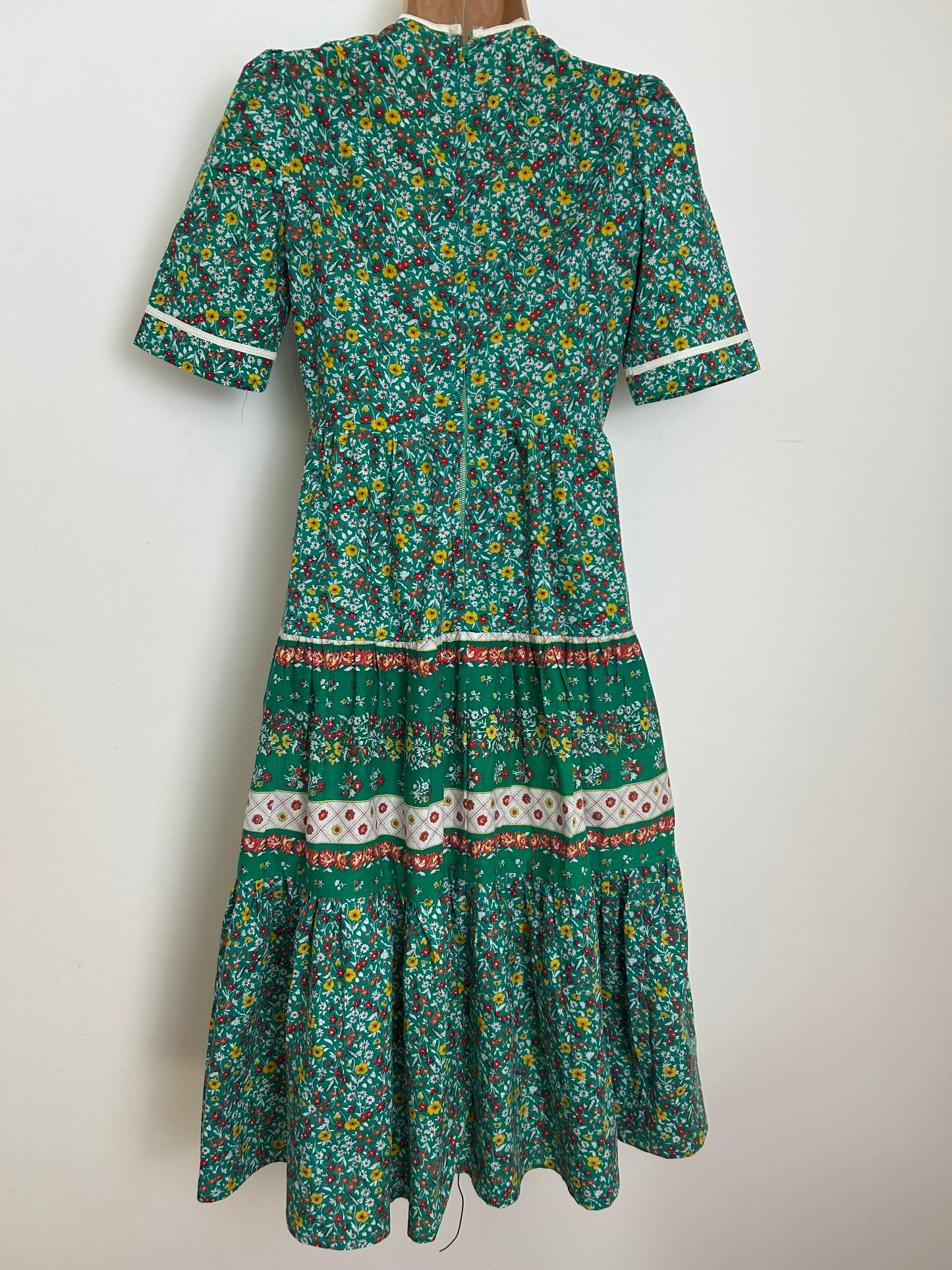 Vintage 1970s RICHARD SHOPS Size 6 Green Red & Yellow Ditsy Floral Print Cotton Boho Day Dress