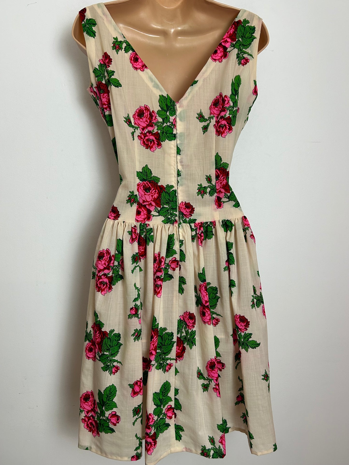 Vintage Late 1950s Size 10 Cream Pink & Green Rose Print Sleeveless Cotton Fit & Flare Day Dress