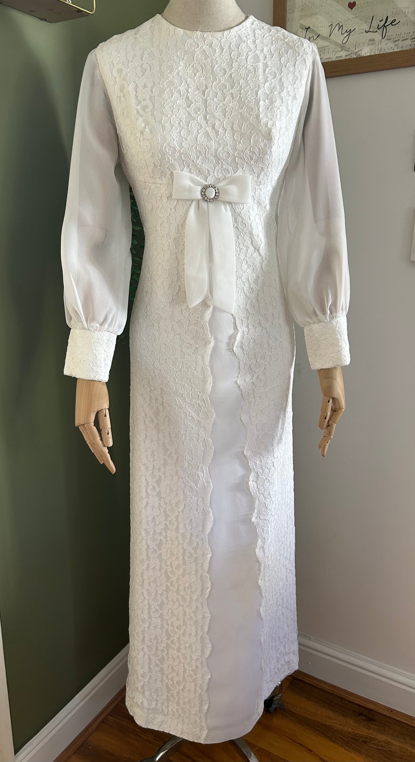 Vintage 1960s Size 10 White Lace & Satin Bow Detail Long Sleeve Wedding Dress