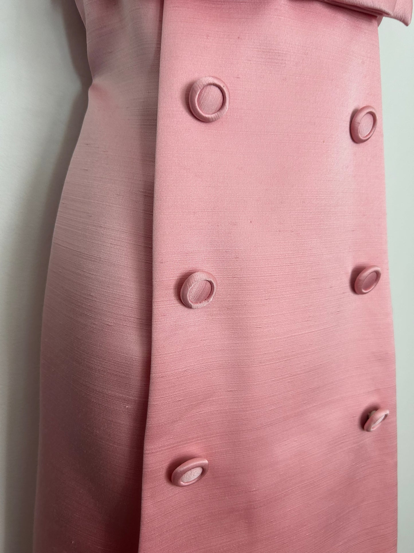 Vintage 1960s Size 10 Pale Pink Sleeveless Bow & Button Front Mod Occasion Shift Dress