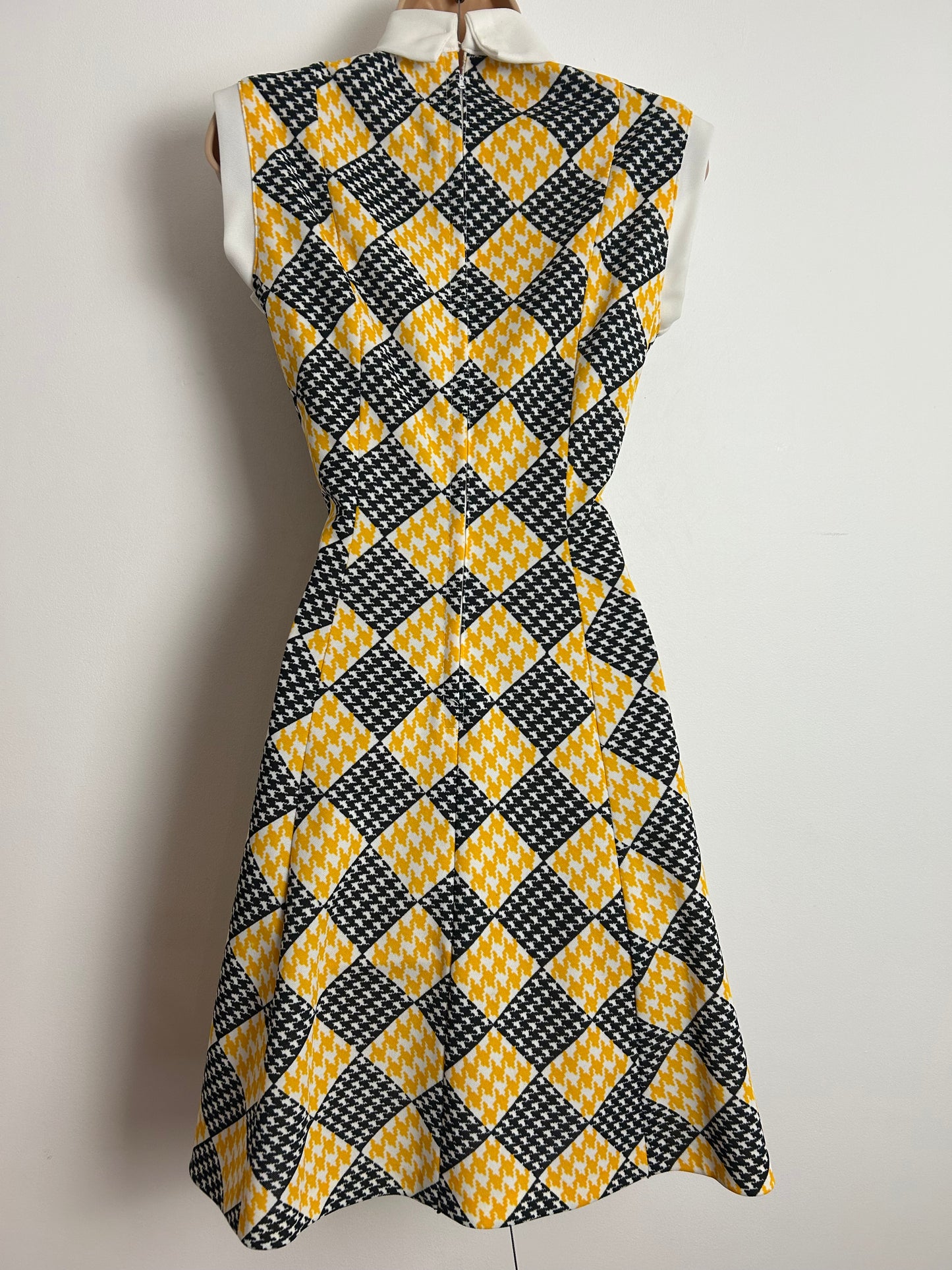 Vintage 1960s Size 8 Black Yellow & White Diamond Check & Dogtooth Sleeveless Mod Shift Dress