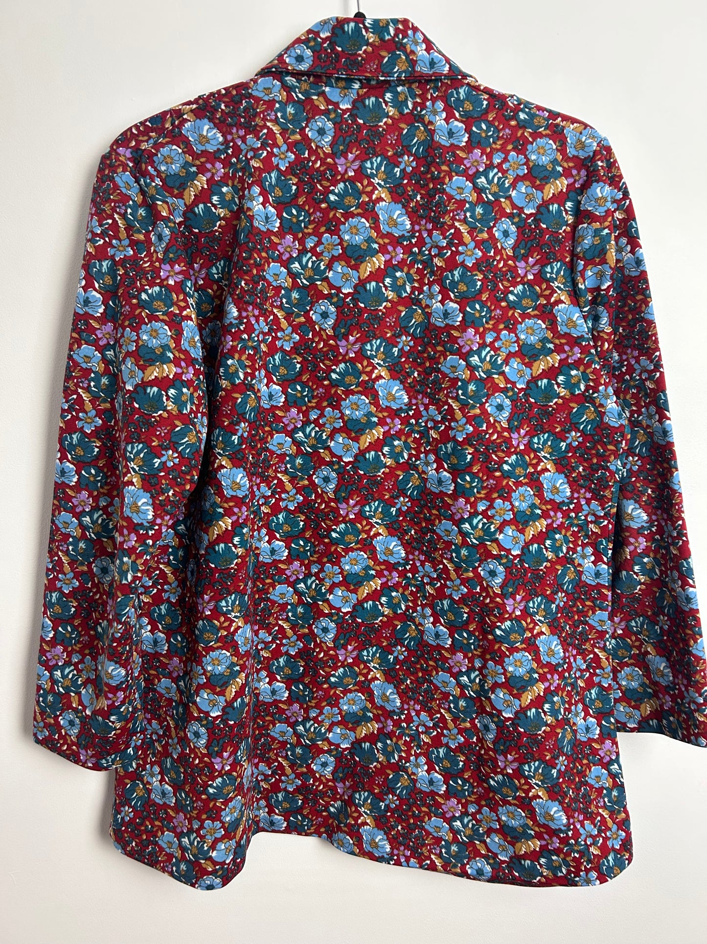Vintage 1970s UK Size 16 Dark Red & Blue Floral Print Dagger Collar Short Sleeve Shirt