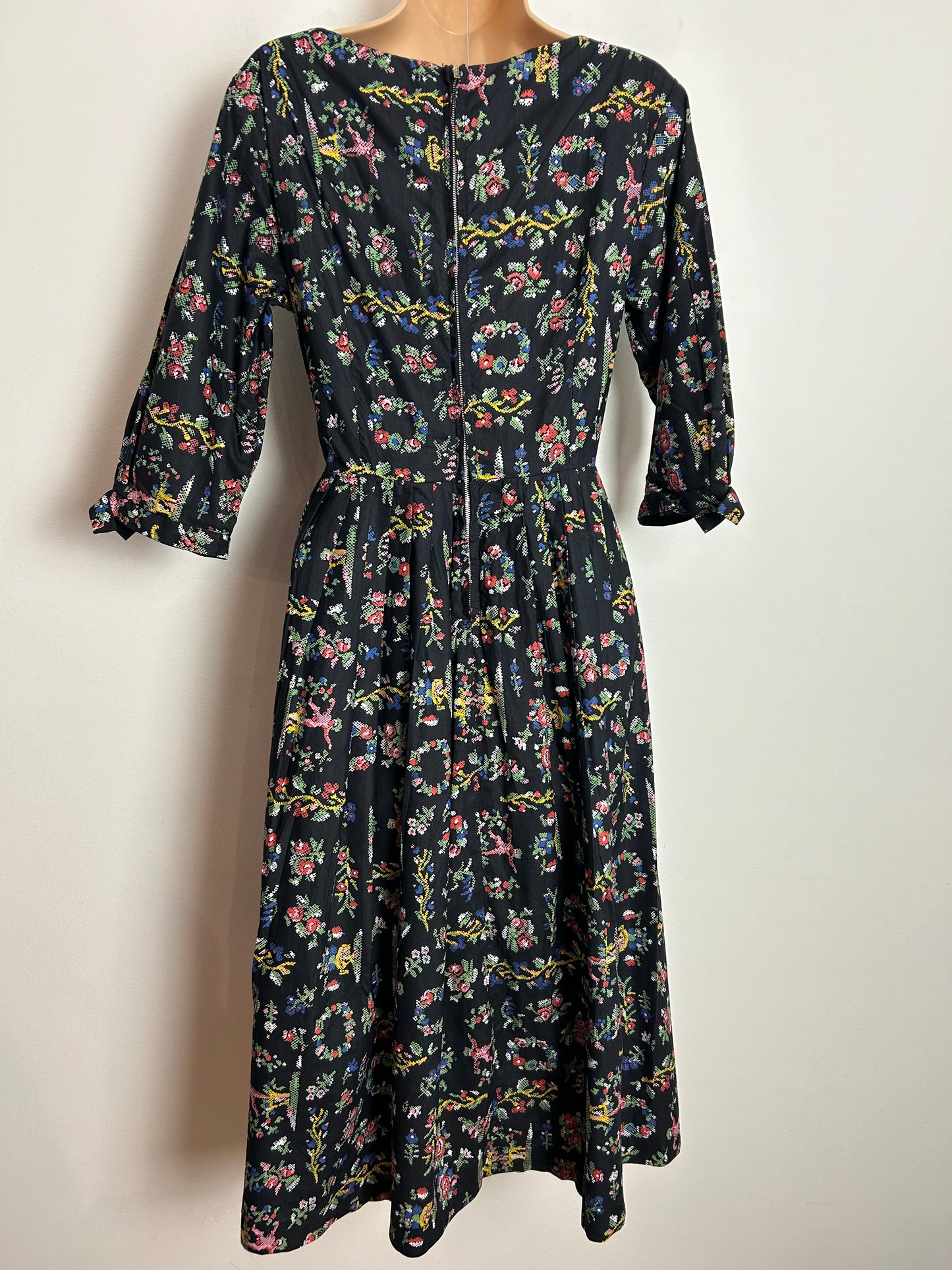 Vintage 1950s UK Size 12 Black Red Green Yellow Pixelated Folk Print Cotton Pleated Day Dress