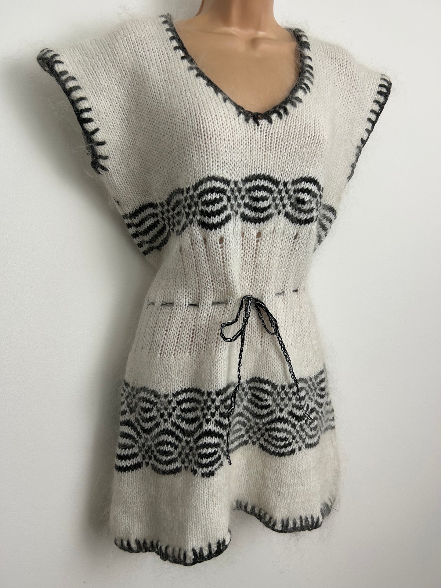 Vintage Late 1970s/Early 1980s Up To Size 14 White & Dark Grey Pull Tie Waist Tunic Style Jumper