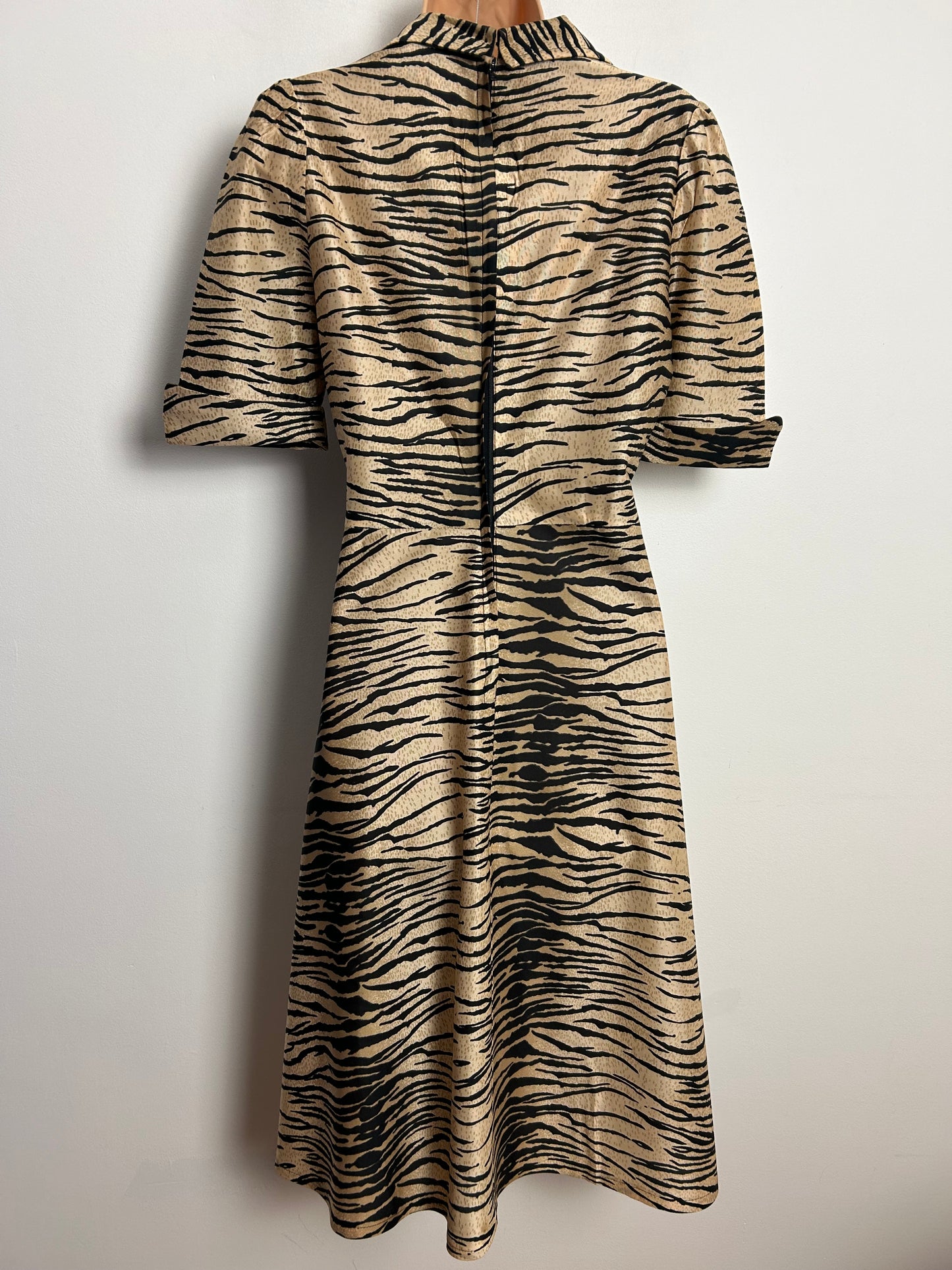 Vintage 1970s UK Size 12 Beige & Black Tiger (Or Zebra) Stripe Animal Print Short Sleeve Wide Collared Dress