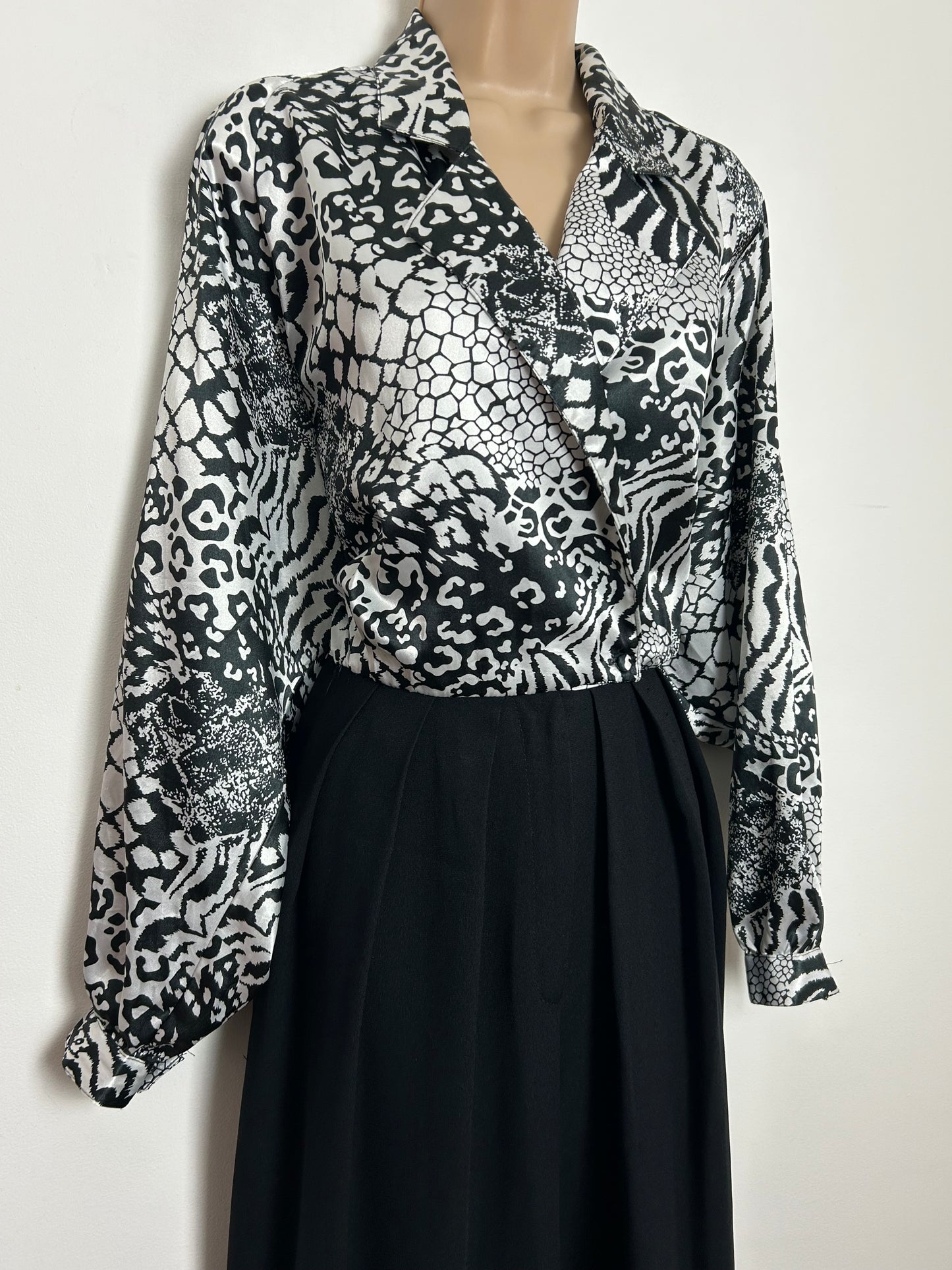 Vintage 1980s Size 12 Black & Silver Animal/Leopard Print Long Sleeve Pleated Evening Jumpsuit