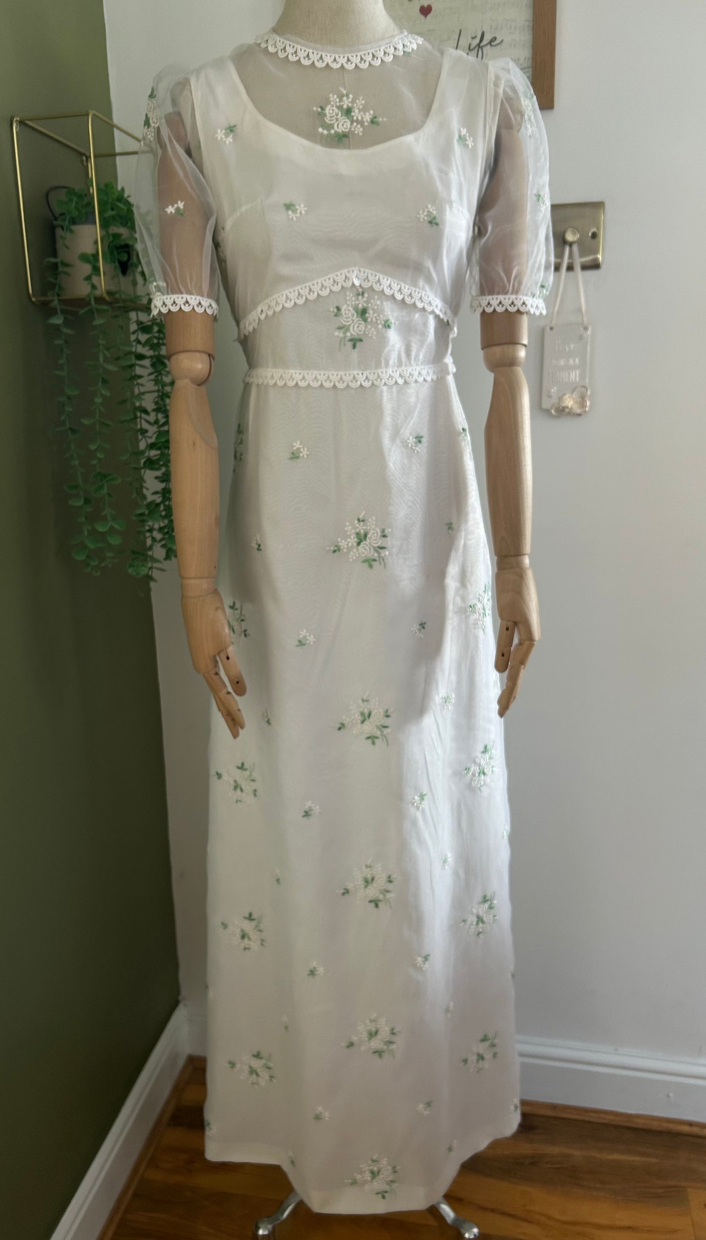Vintage 1970s Size 10 Pretty White Embroidered Floral Detail Short Sleeve Boho Summer/Wedding Dress