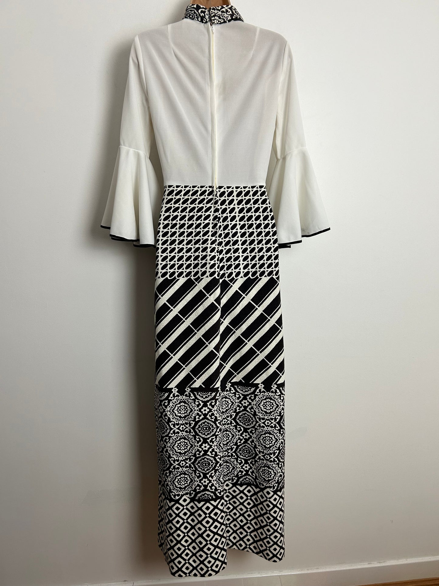Vintage 1970s TINA WARREN UK Size 12 White & Brown Abstract Print Long Sleeve Flared Cuff Boho Maxi Dress