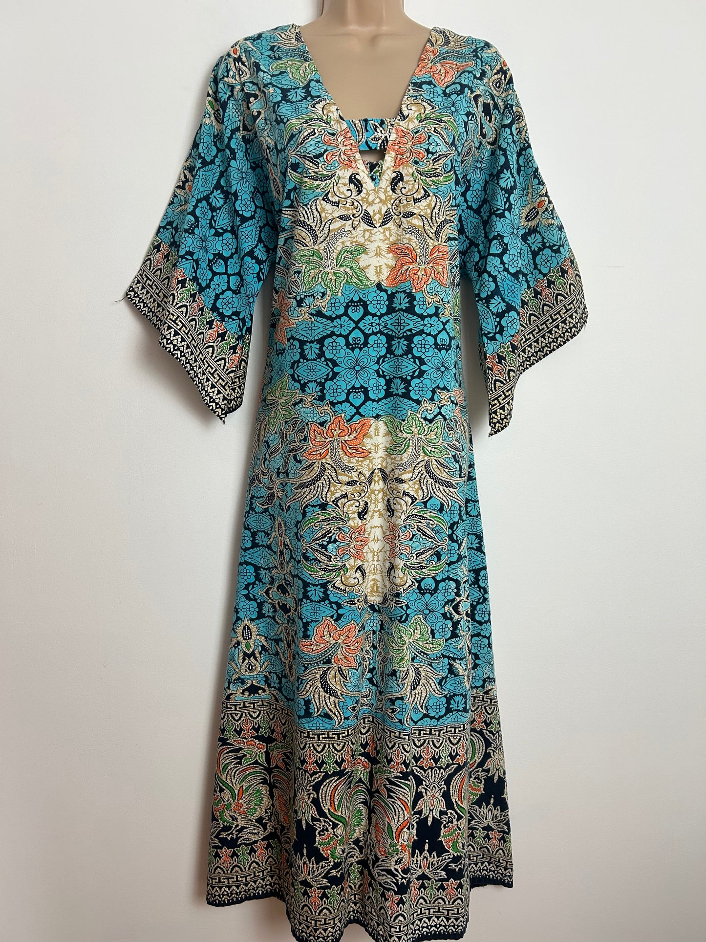 Vintage 1970s One Size Up To Size 14-16 Blue Beige & Orange Thai Batik Print Short Wide Sleeve Cotton Kaftan