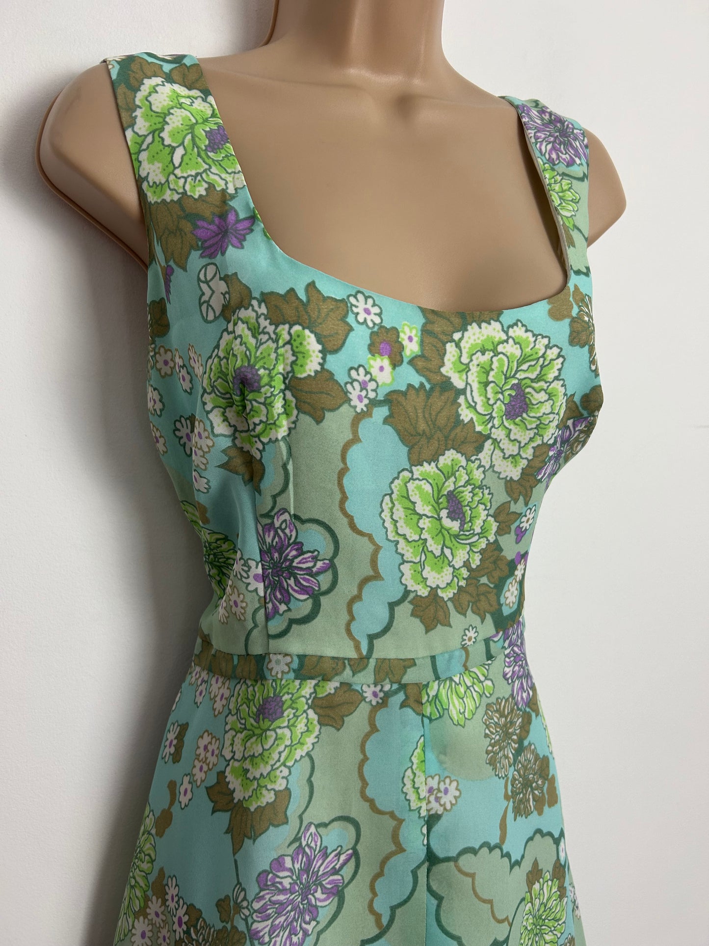 Vintage 1970s Size 12 Pretty Blue & Green Floral Print Sleeveless Fit & Flare Dress