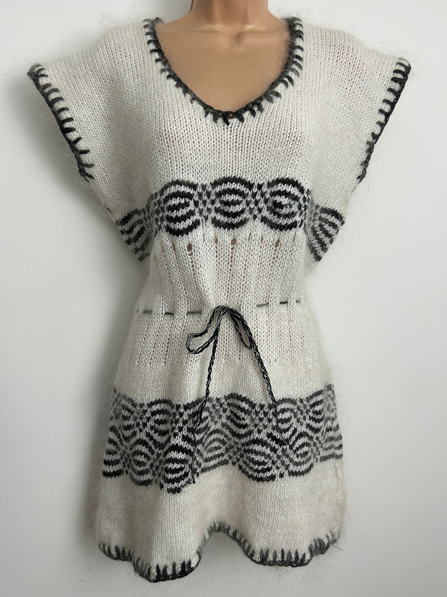 Vintage Late 1970s/Early 1980s Up To Size 14 White & Dark Grey Pull Tie Waist Tunic Style Jumper