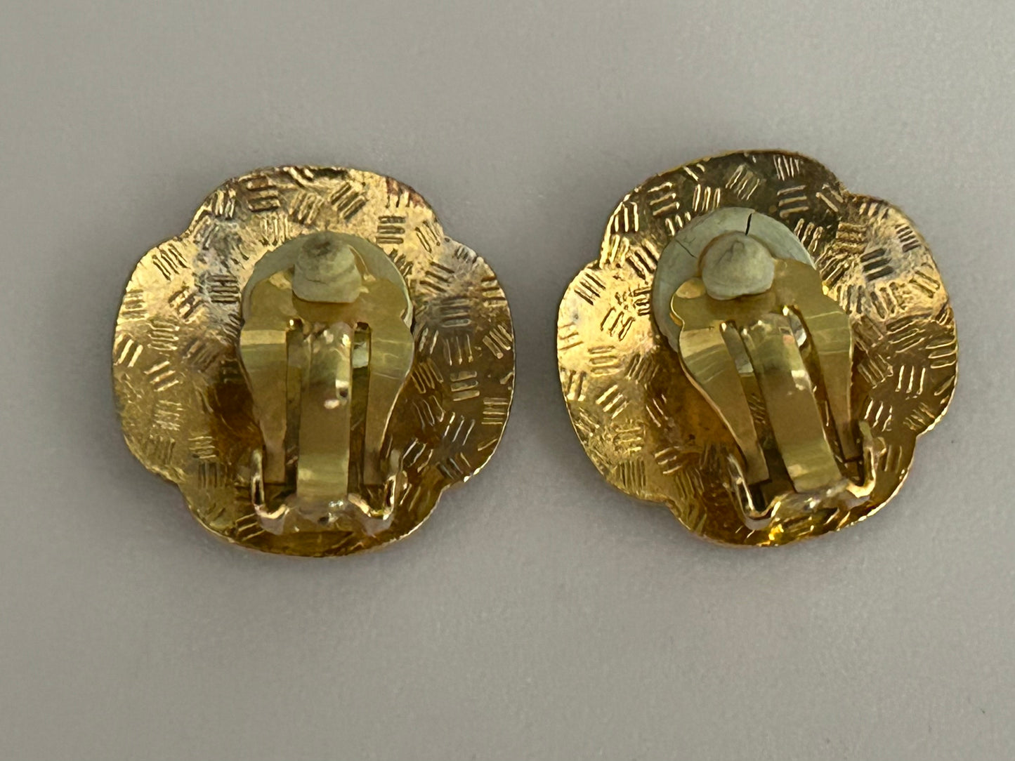 Vintage 1980s Pretty Gold Tone & Cloisonne Enamel Flower Pattern Clips On Earrings