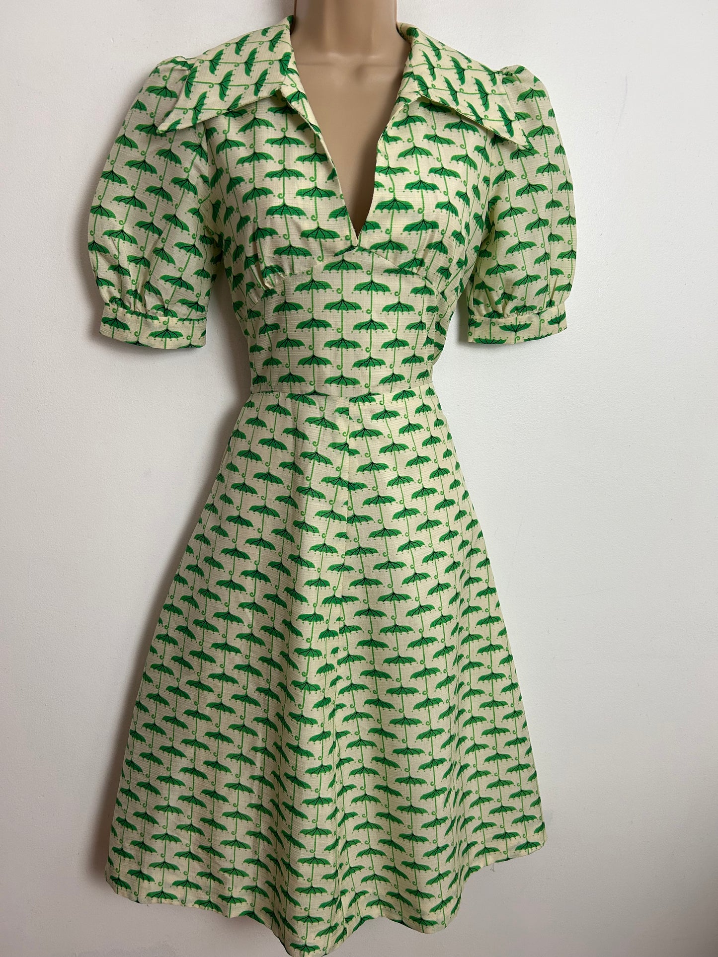 Vintage 1970s UK Size 8 Cute Cream & Green Umbrella Novelty Print Dagger Collar Fit & Flare Dress