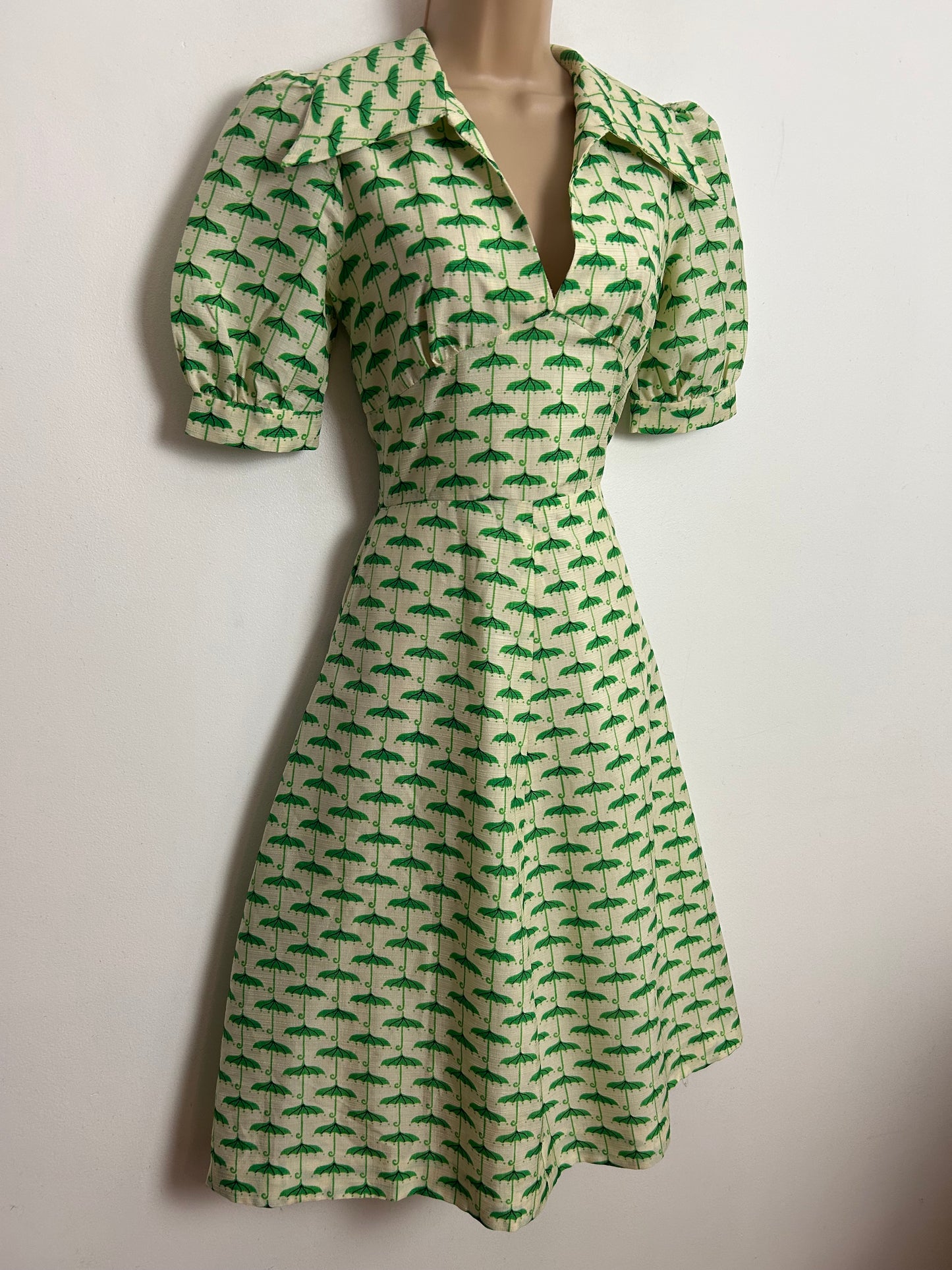 Vintage 1970s UK Size 8 Cute Cream & Green Umbrella Novelty Print Dagger Collar Fit & Flare Dress
