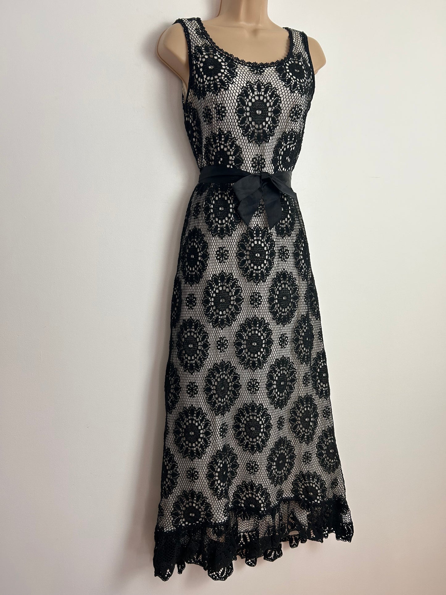 Vintage 1960s FRANK USHER LONDON Size 8 Black Crochet Lace Sleeveless Satin Belted Occasion Evening Maxi Dress