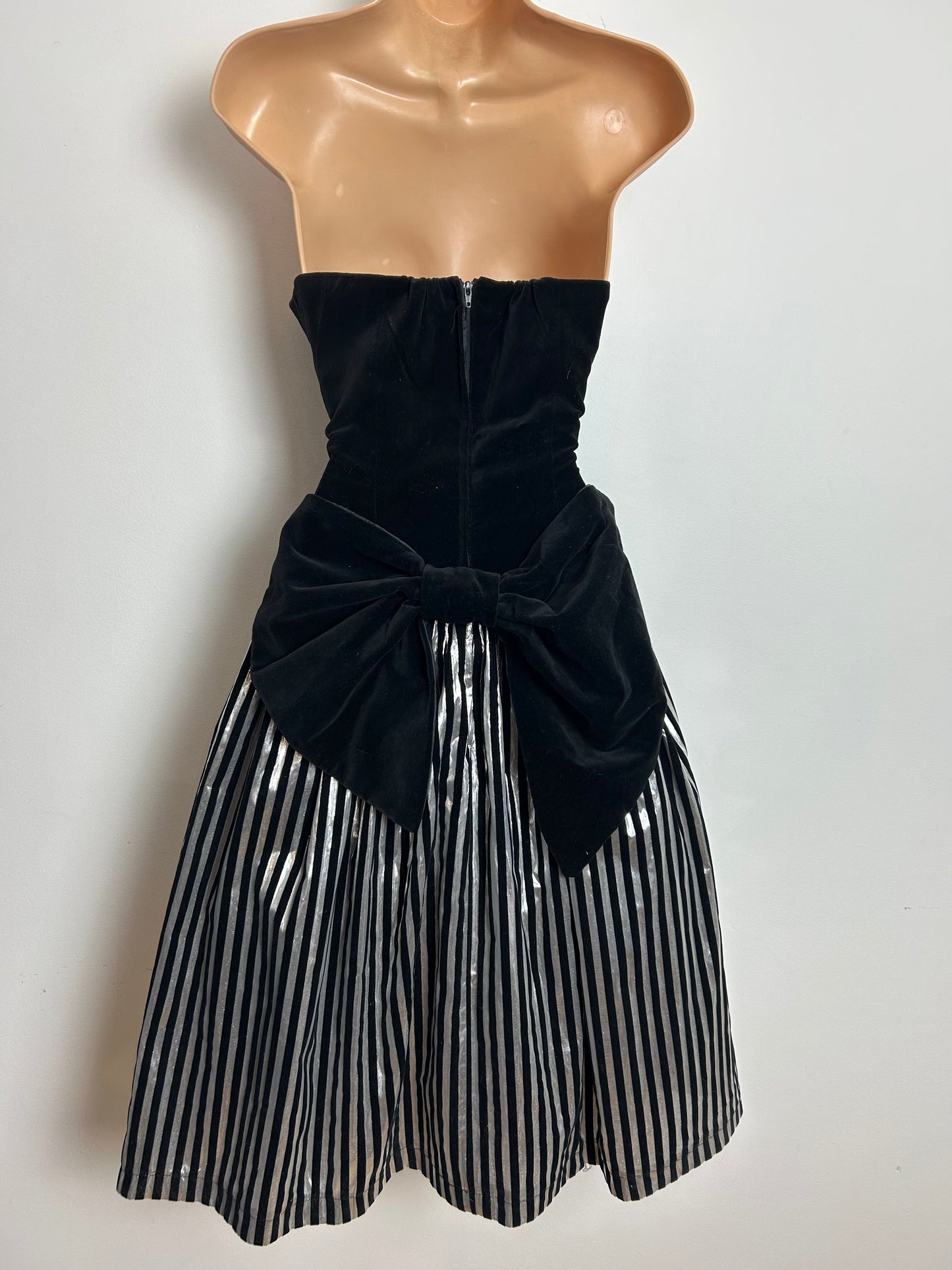 Vintage 1980s YESSICA Size 8 Black & Silver Velvet Flock Party Prom Occasion Dress