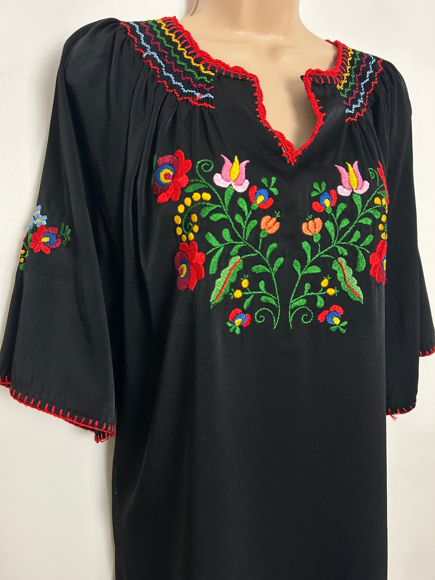Vintage MEXICAN Up To Size 12/14 Black Embroidered Floral Detail Notch Neck Kaftan Dress