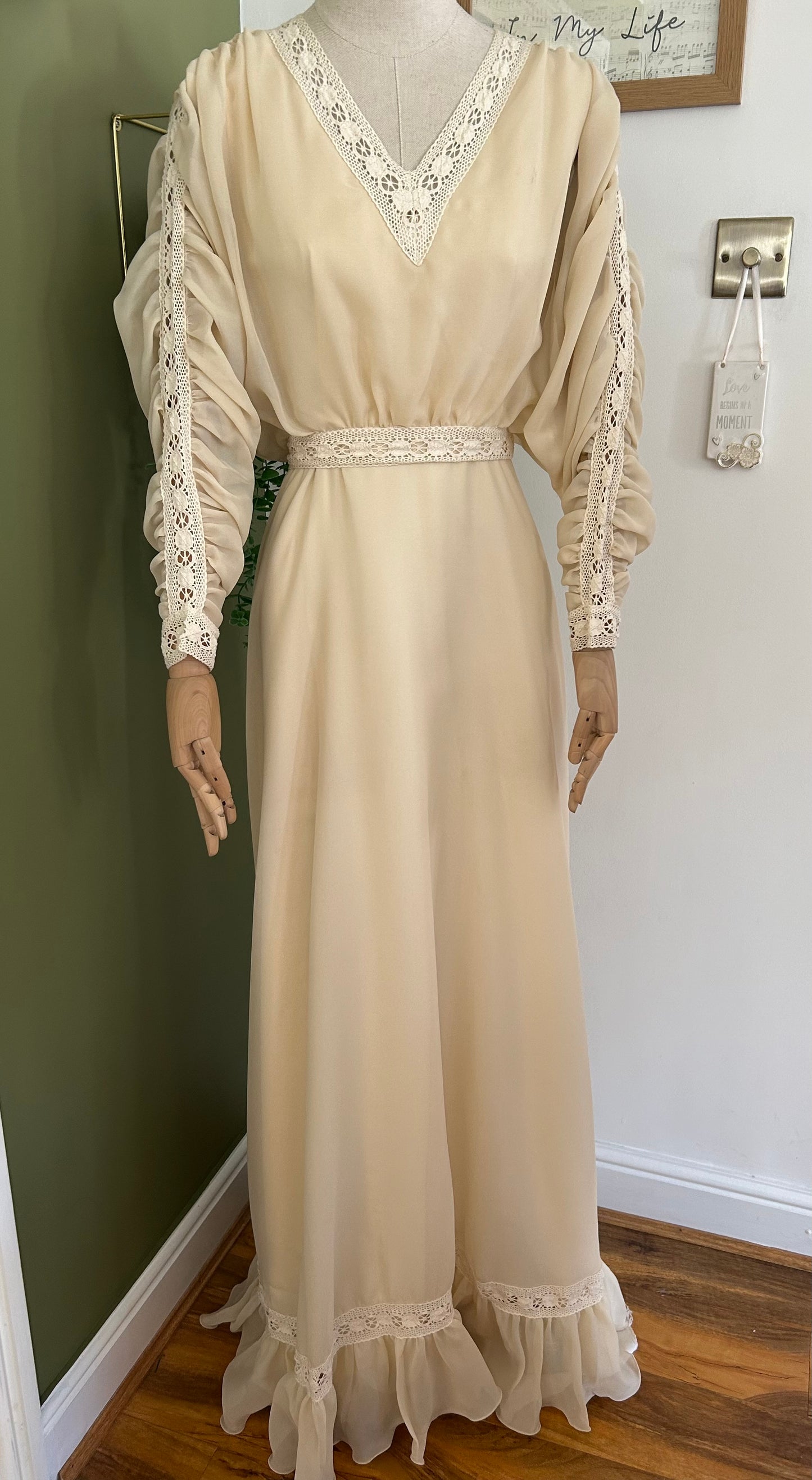 Vintage 1970s Size 6-8 Beautiful Cream Lace Trim Mock 2 Piece Long Ruched Sleeve Wedding Summer Occasion Dress/Gown