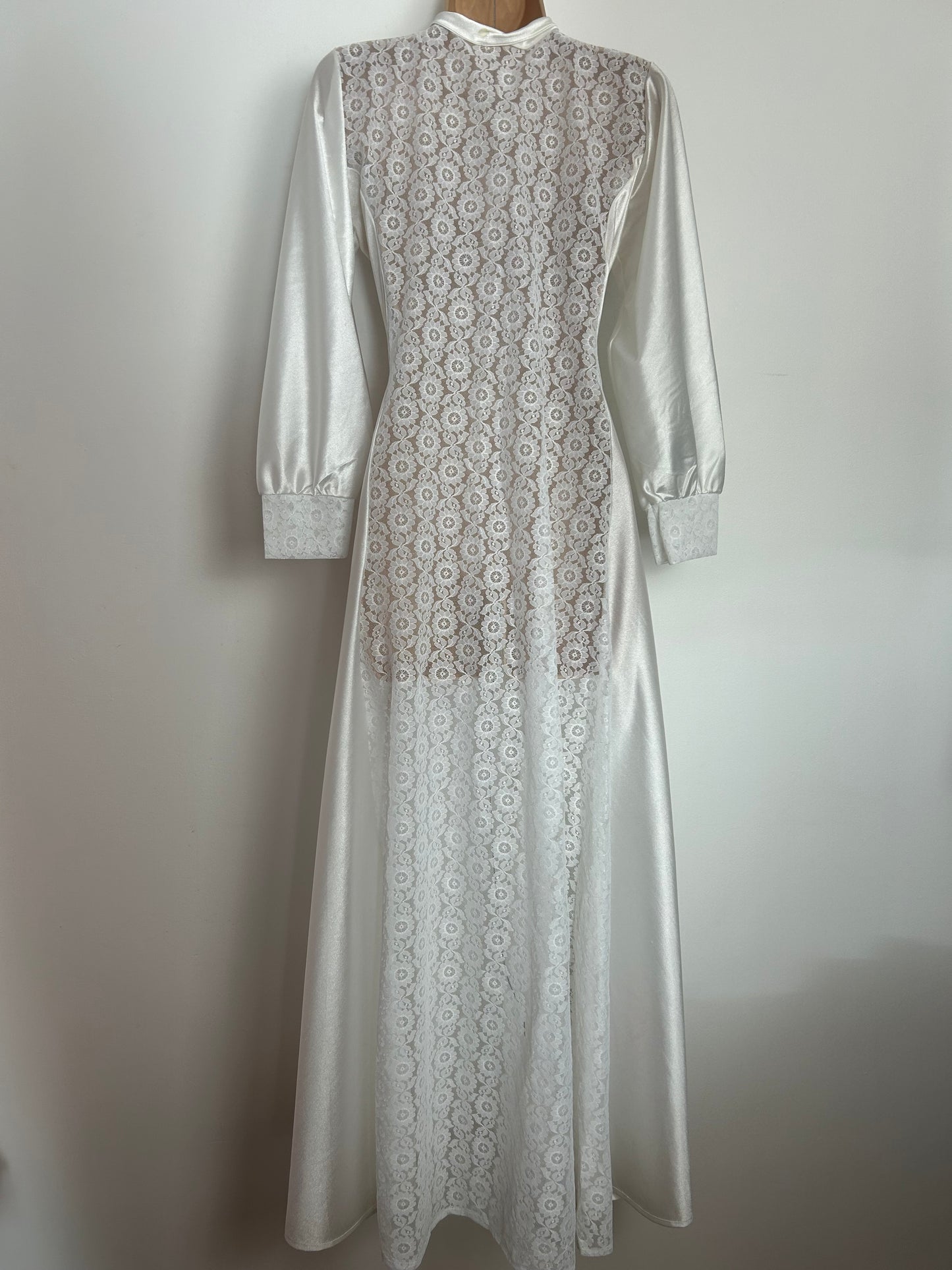 Vintage Late 1950s Size 10-12 White Lace Panels Long Sleeve Peignoir House Dress