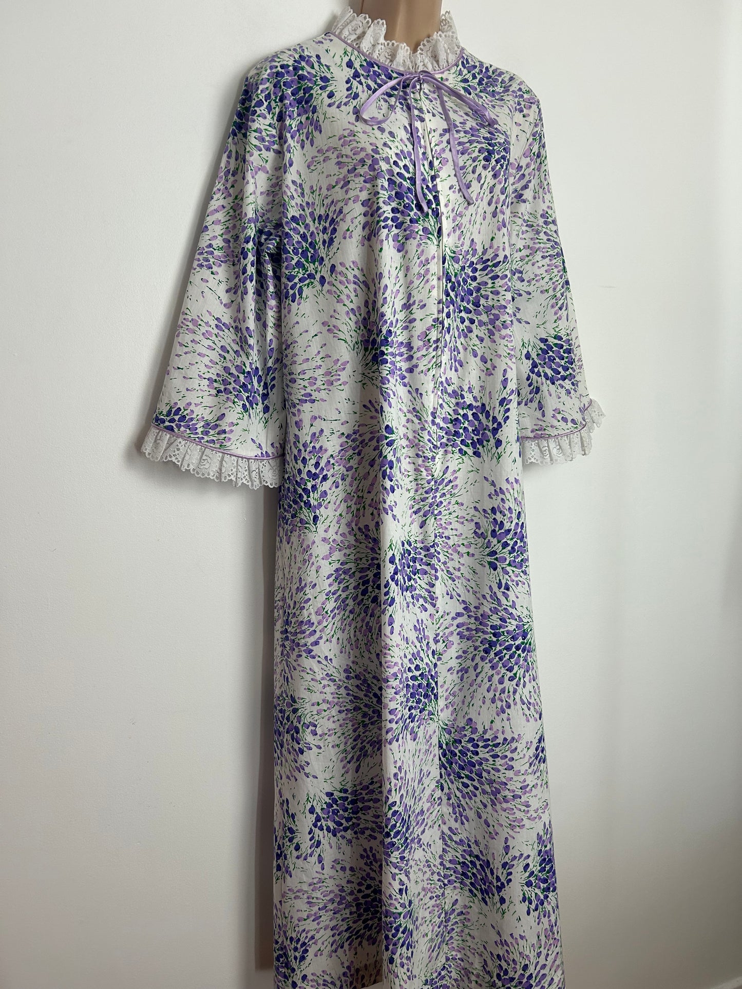 Vintage 1970s DAVID BROWN CALIFORNIA Up To Size 16 White & Purple Floral Print Lace Trim Hostess Gown House Coat