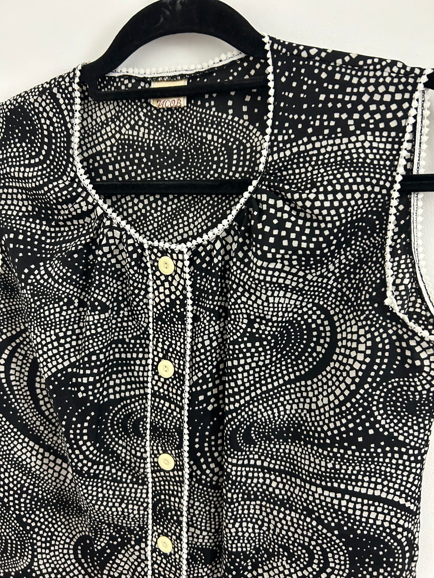Vintage 1970s JACOB Size 12 Pretty Black & White Abstract Geo Print Sleeveless Blouse/Top