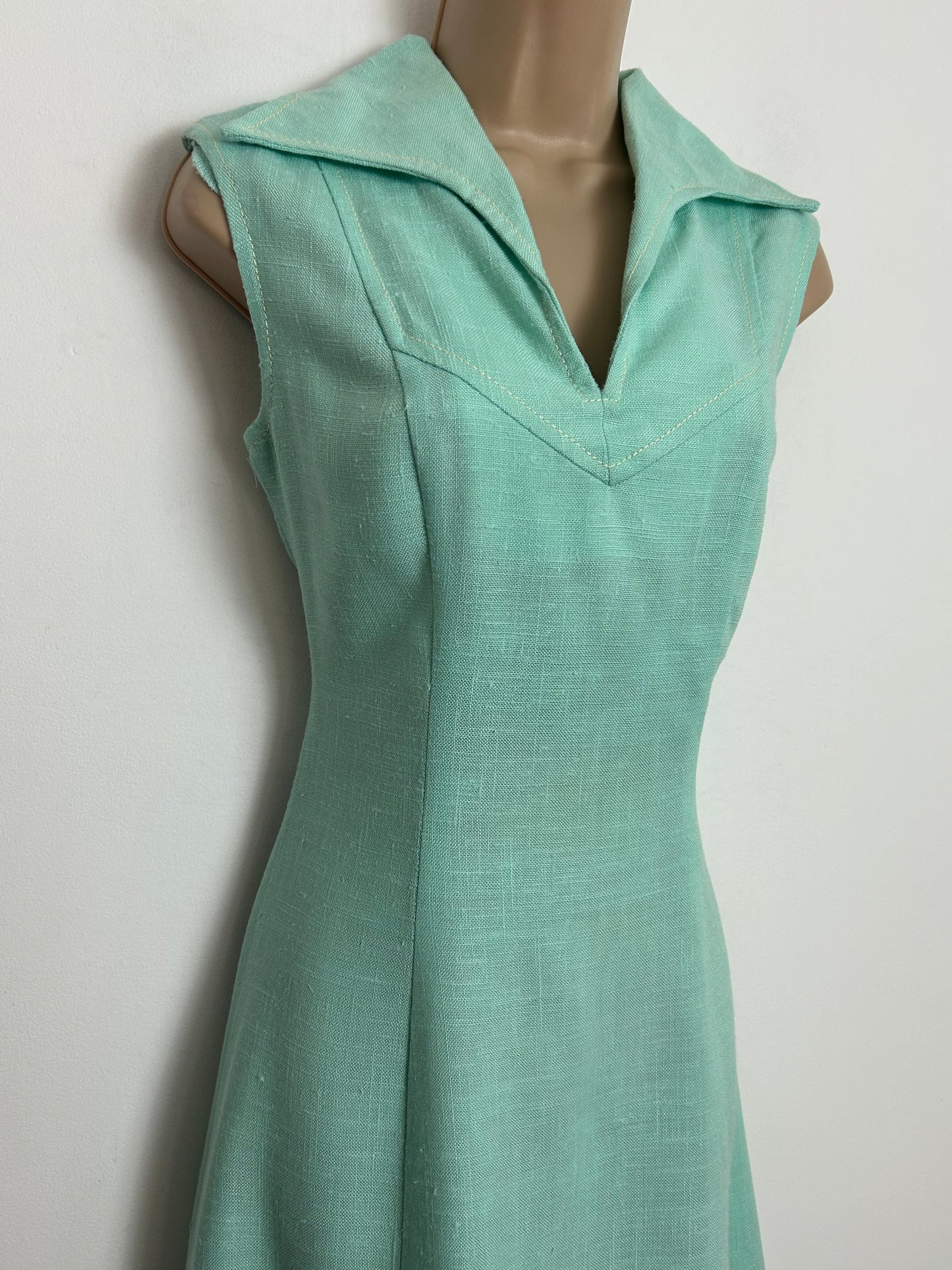 Vintage 1960s STRELITZ Size 8-10 Mint Green Sleeveless Moygashel Fabric Mod Shift Dress
