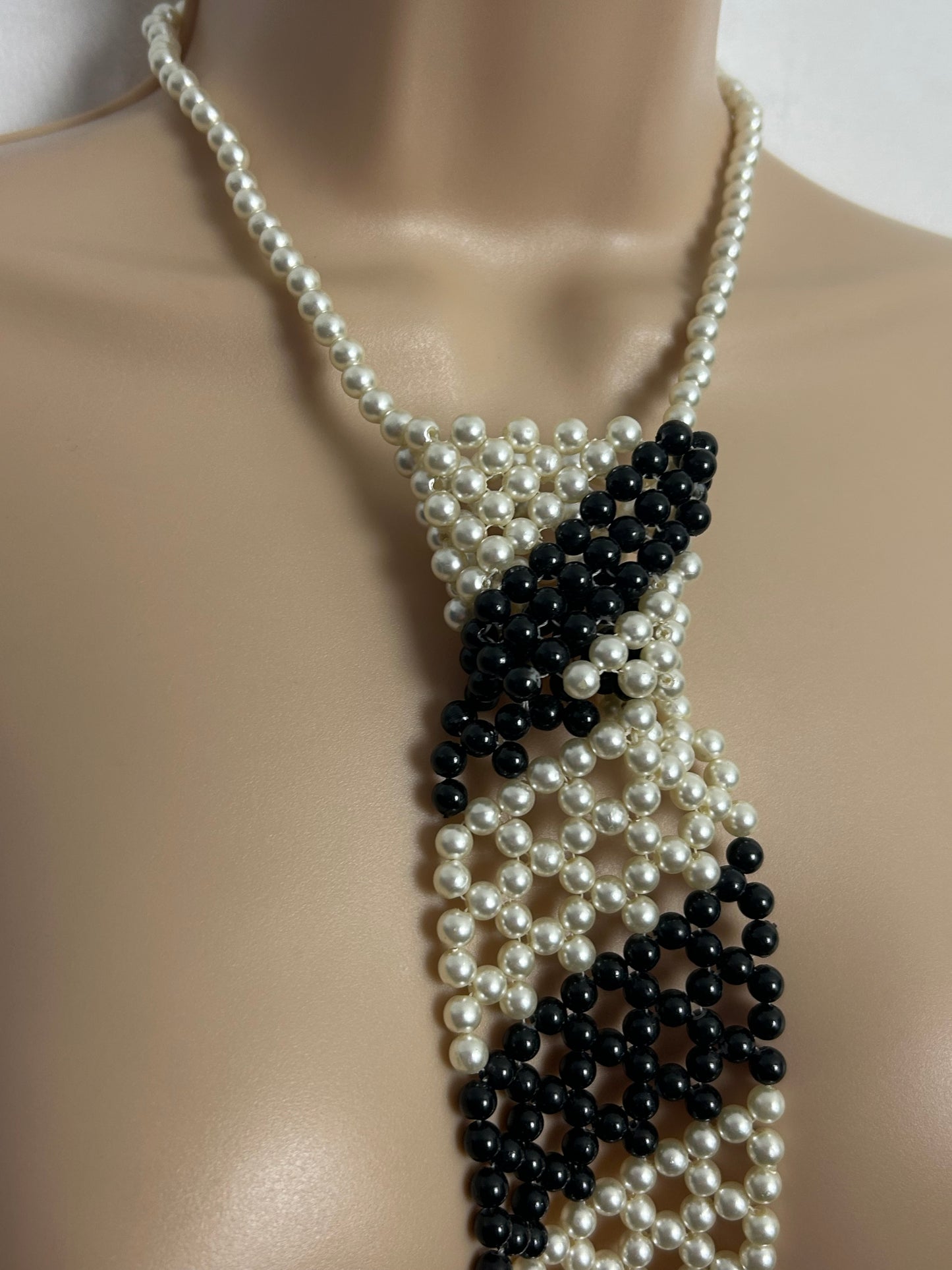 Vintage Circa 1970s Gorgeous Faux Black & White Pearl Tie Novelty Necklace