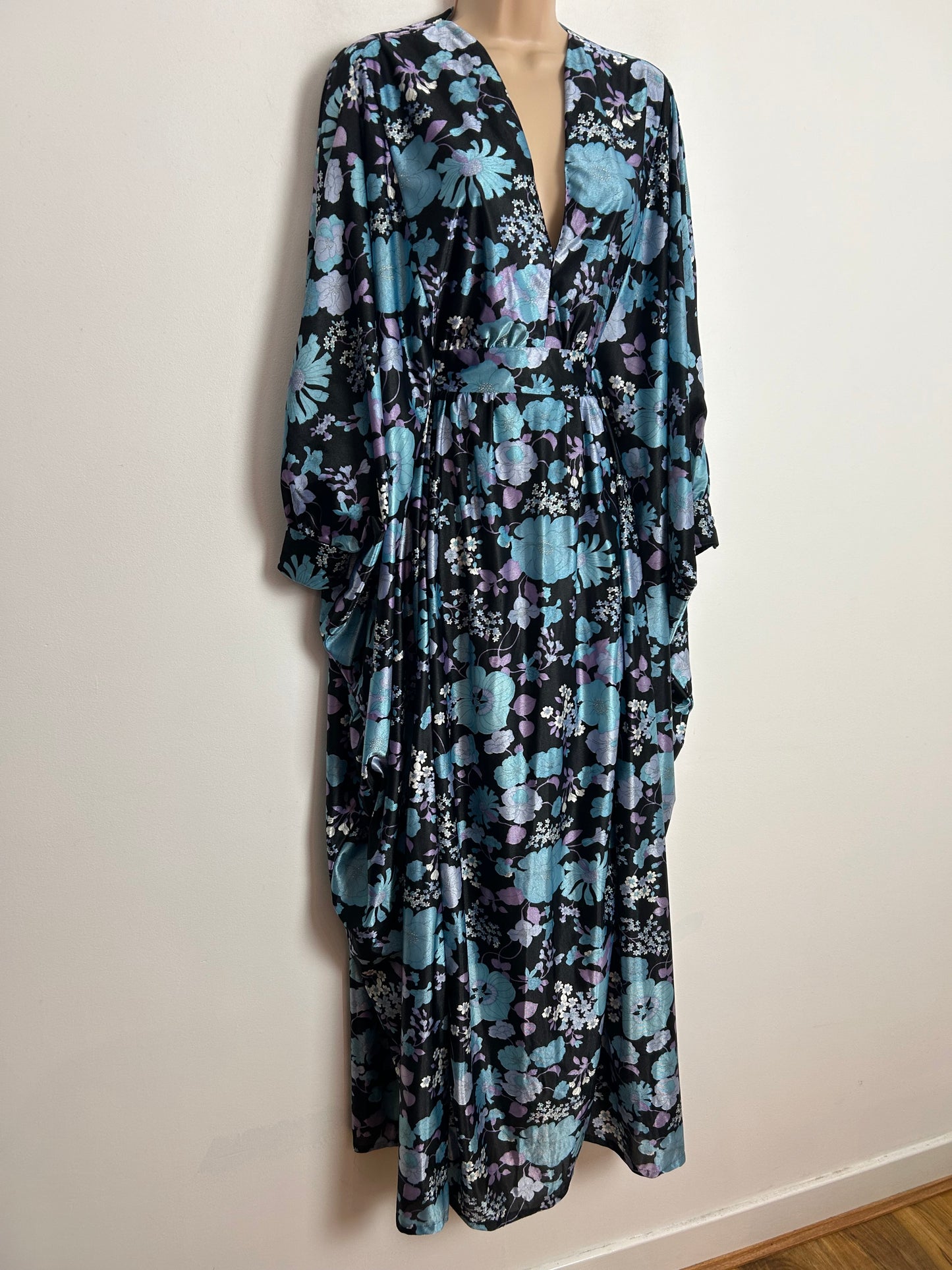 Vintage 1970s RICHARD SHOPS One Size Up To Size 18/20 Black Blue & Grey Floral Print Wide Sleeve Kaftan Maxi Dress (Size 10-14 With Concealed Waist Strap Fastened)