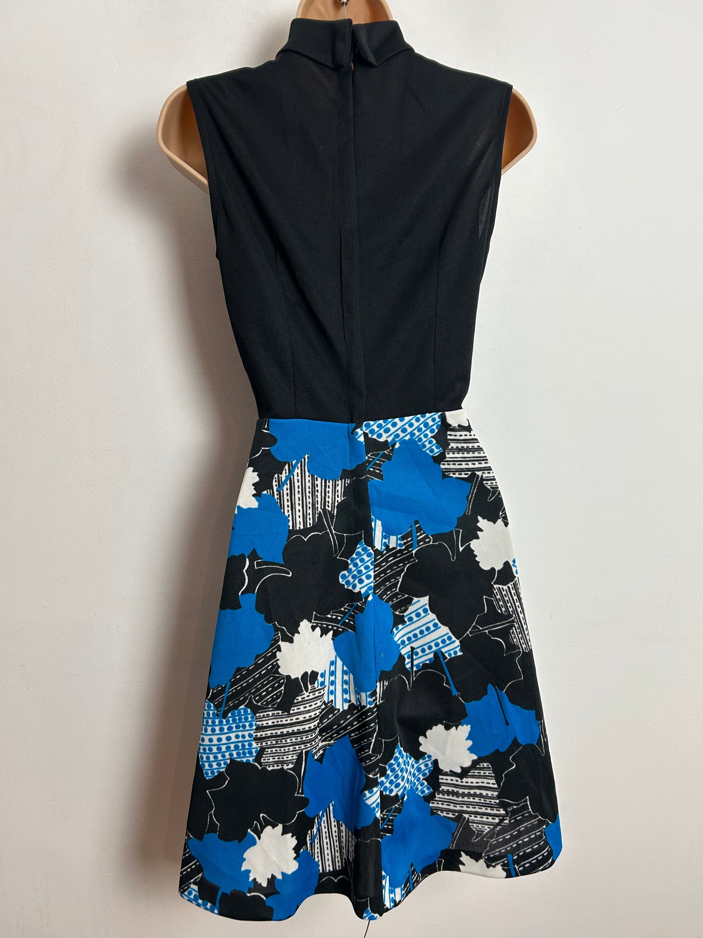 Vintage 1970s UK 6-8 Black Blue & White Leaf Print Sleeveless Mod Dress