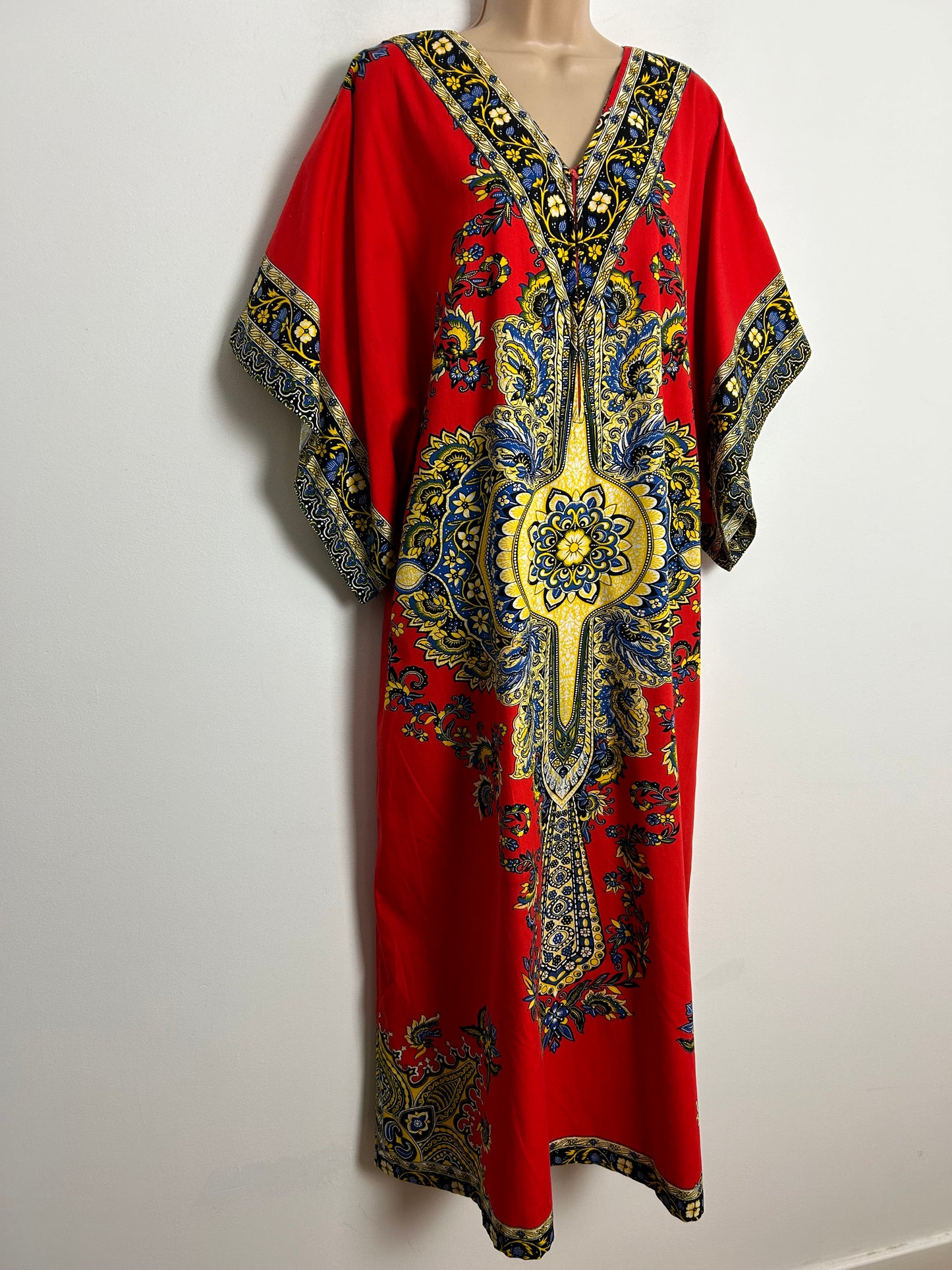 Vintage 1970s One Size Red Blue & Yellow Batik Print Zip Front Short Wide Sleeve Kaftan
