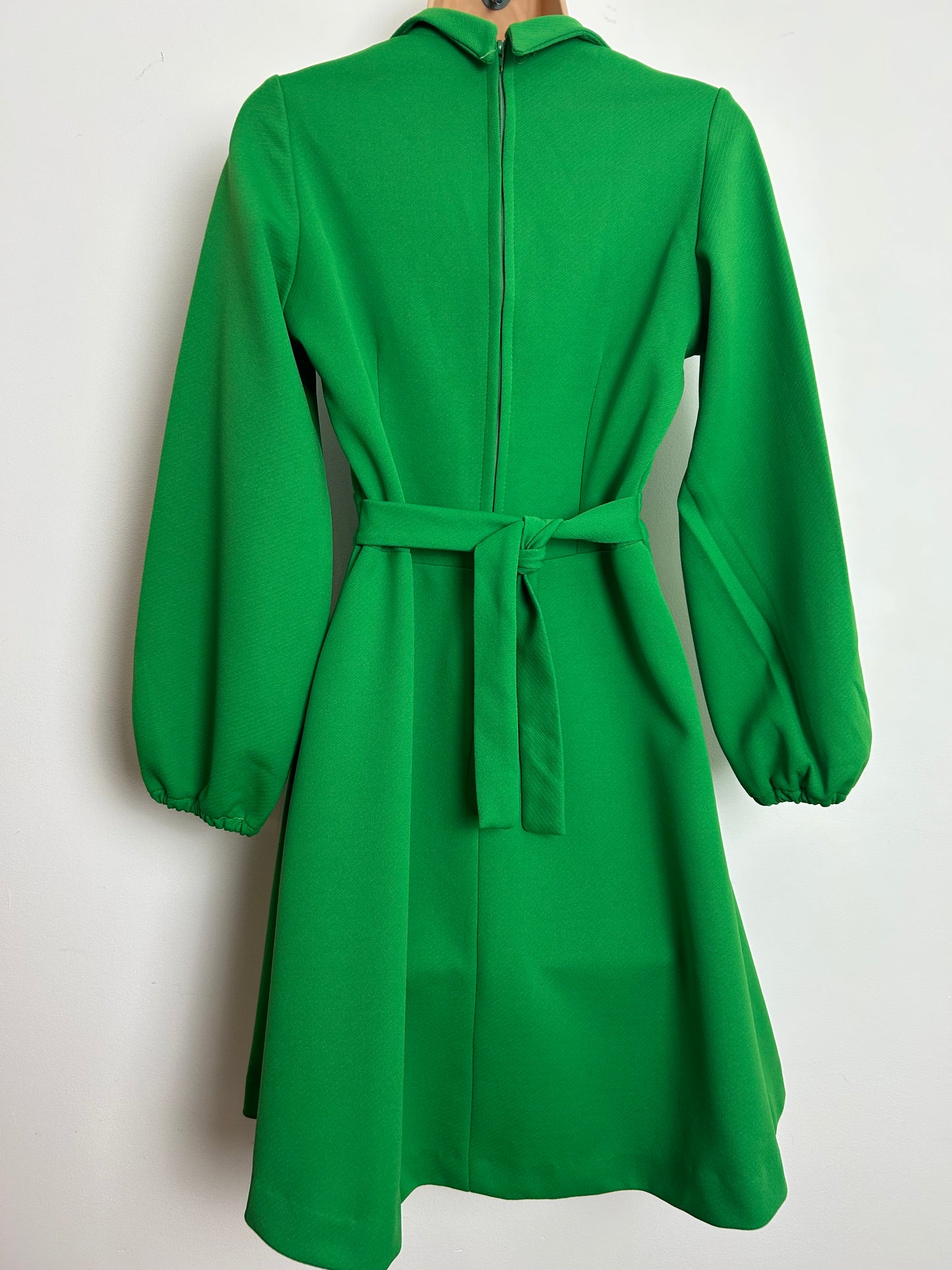 Vintage 1970s DELAMERE Size 8-10 Green Long Sleeve Tie Back Fit & Flare Mod Dress